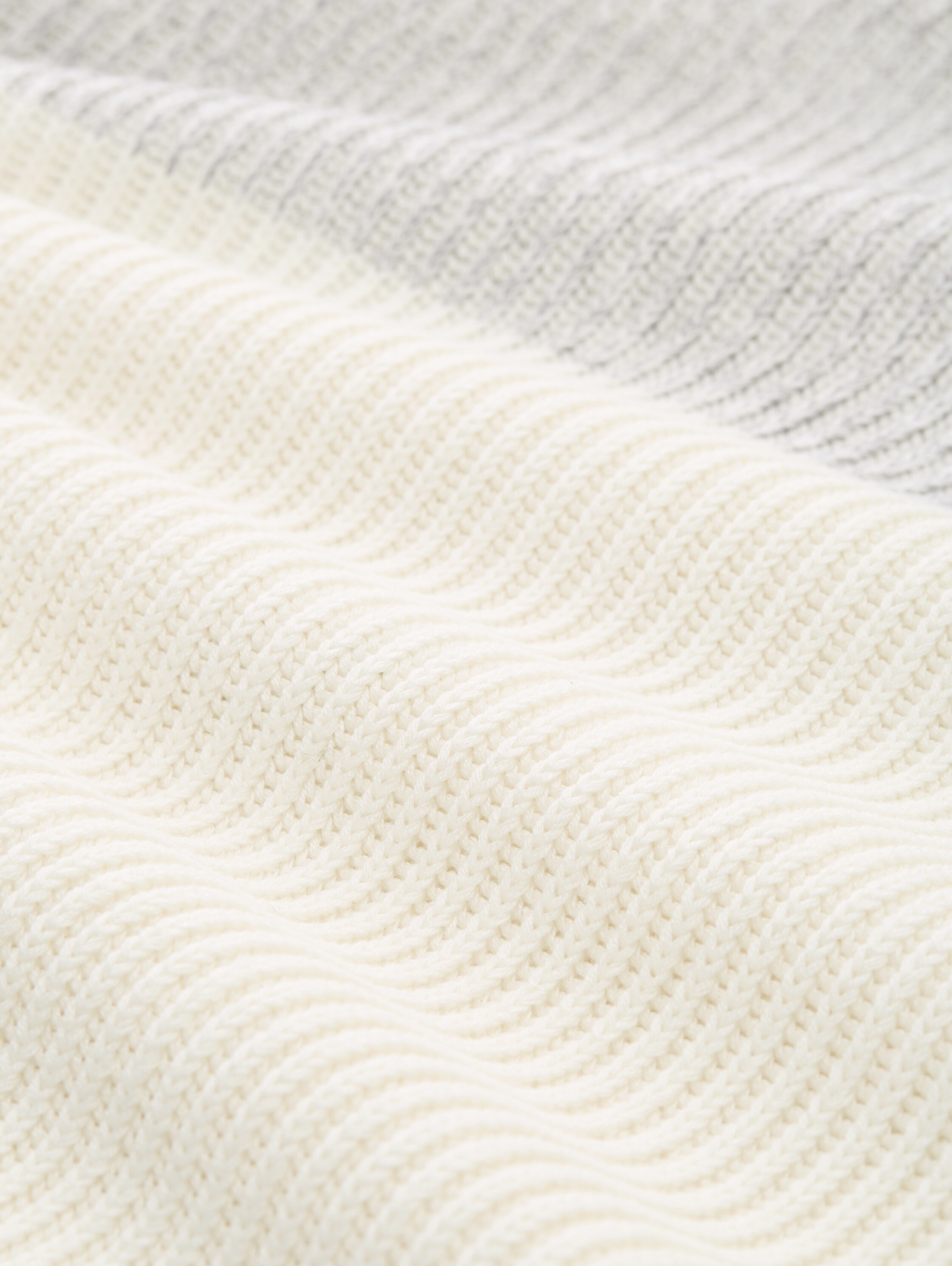 Strickpullover mit Rundhalsausschnitt - offwhite_grey_plated_mouline - 