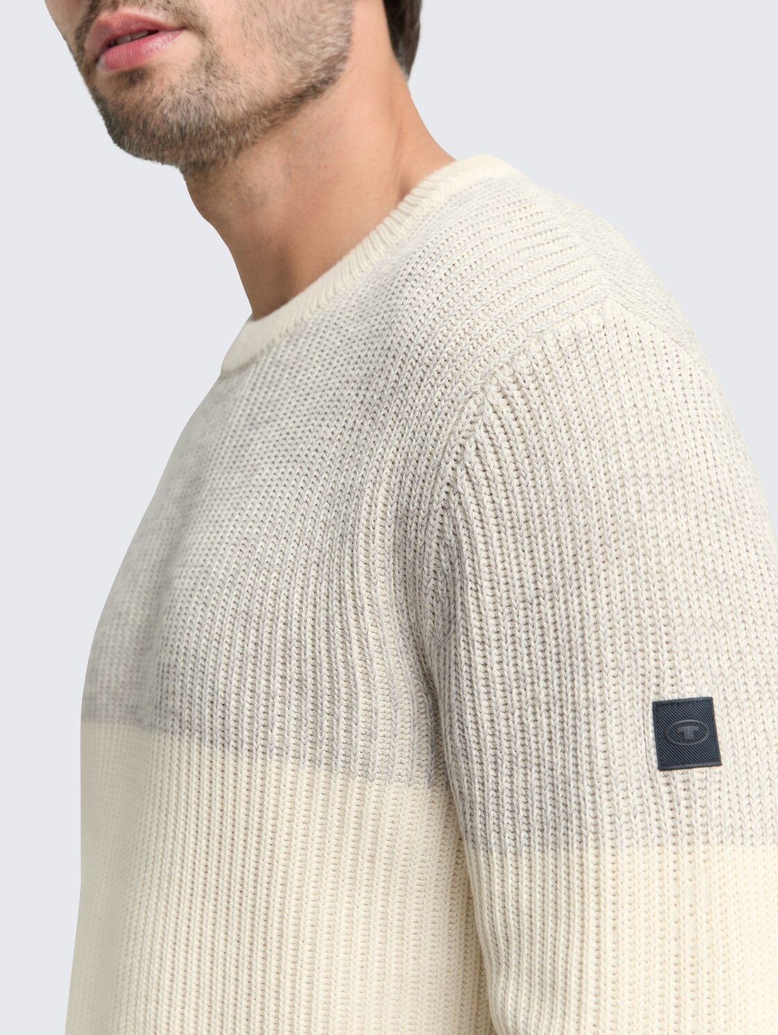 Strickpullover mit Rundhalsausschnitt - offwhite grey plated mouline - Detail-Model-Ansicht