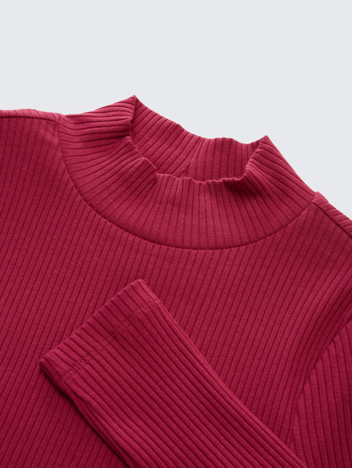Ripp Langarmshirt mit Stehkragen - Beetroot Red - Detail-Model-Ansicht