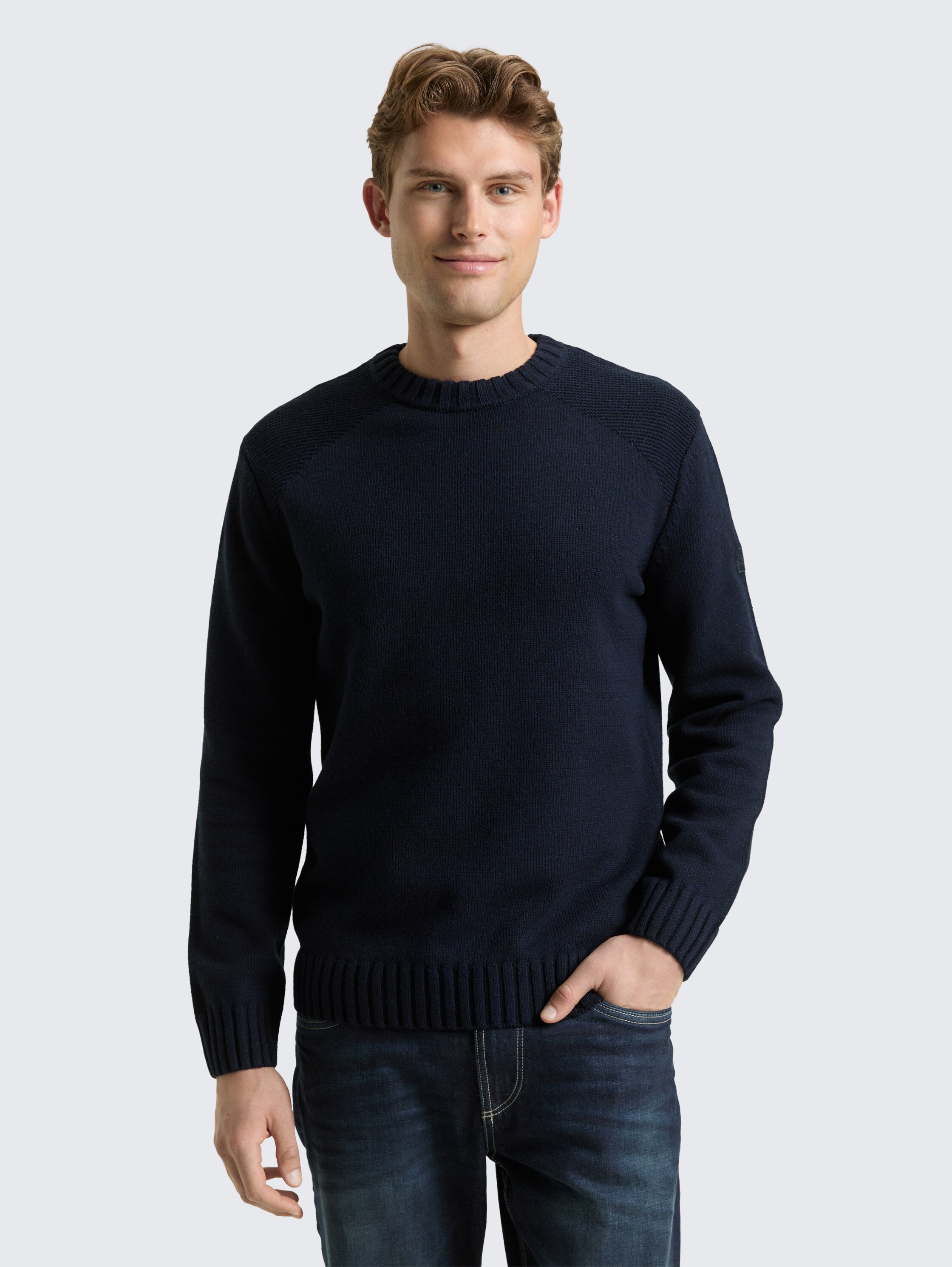 Gebreide trui met ribdetails - Knitted Navy Melange - Nek model vooraanzicht
