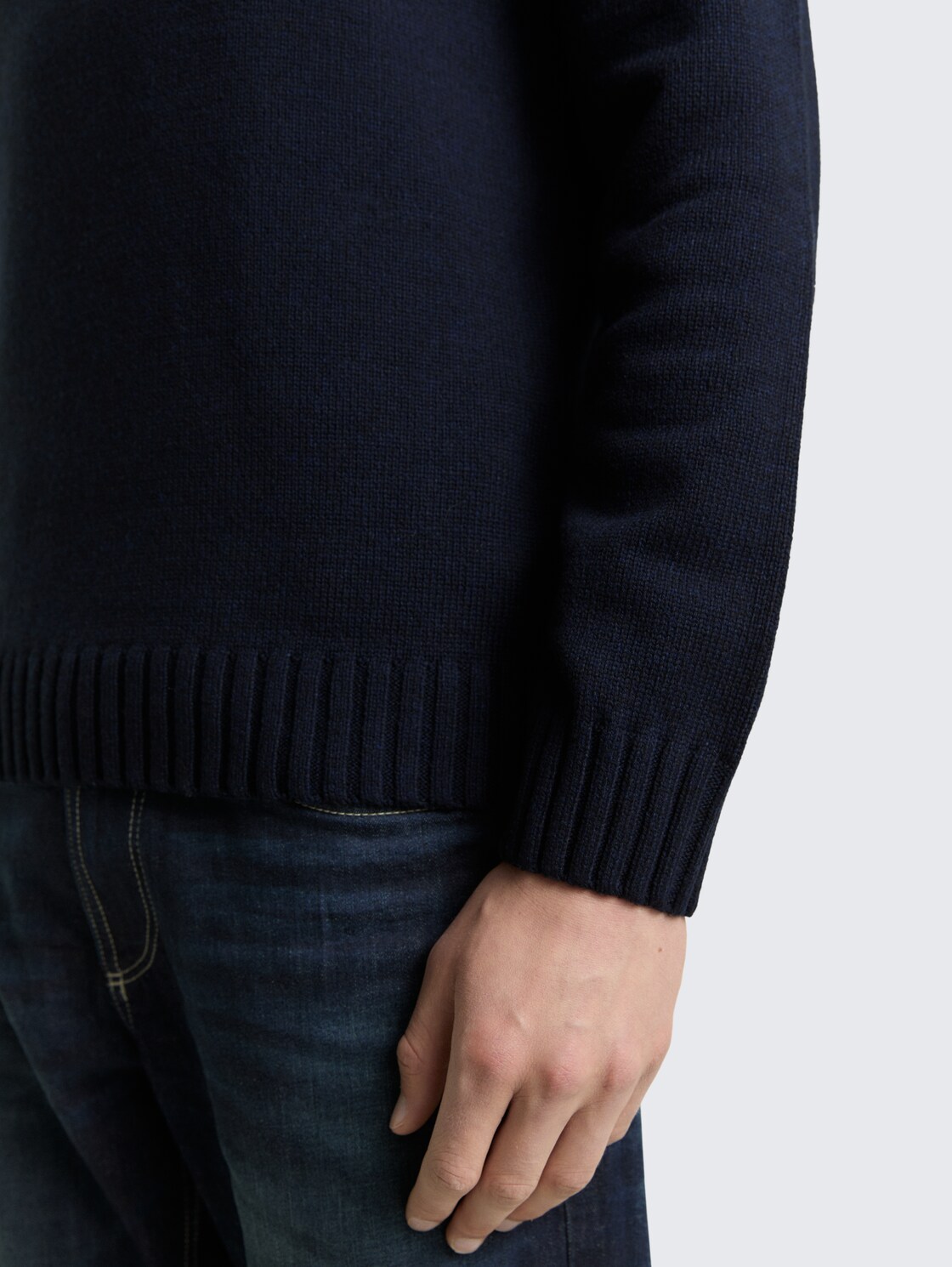 Strickpullover mit Ripp-Details - Knitted Navy Melange - Detail-Model-Ansicht