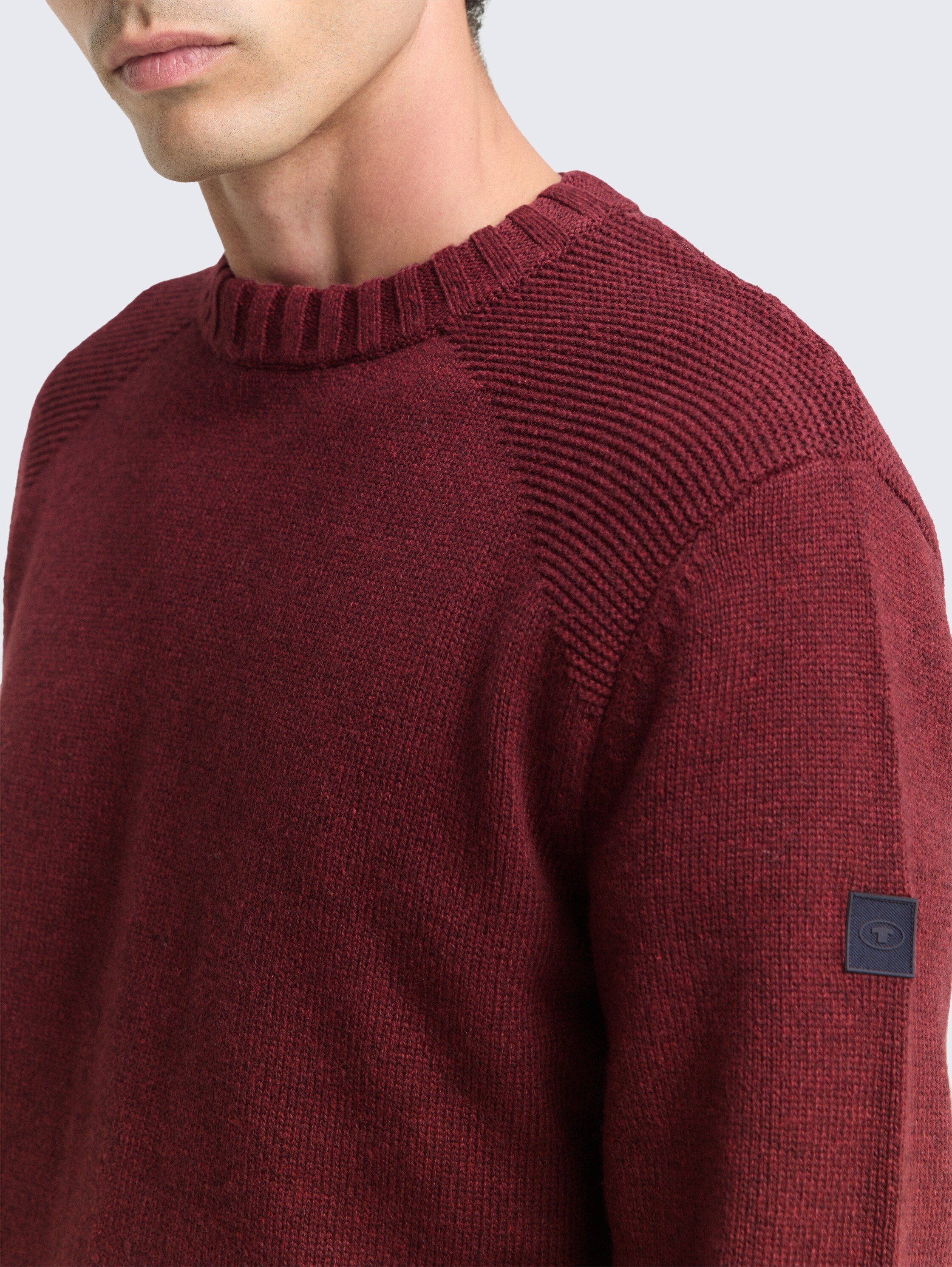 Knitted jumper with ribbed details - bordeaux melange - Detail model view