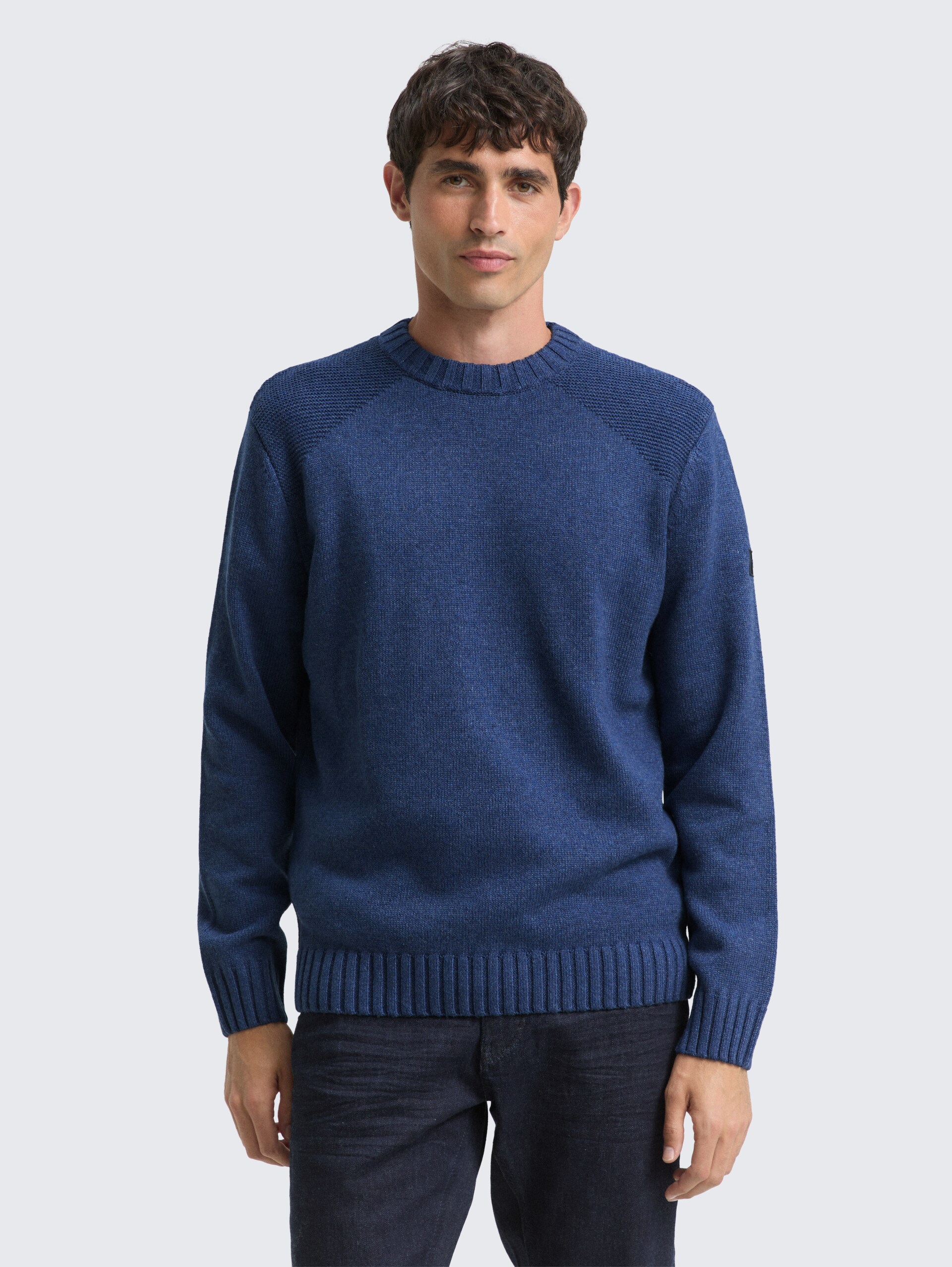 Strickpullover mit Ripp-Details - ocean blue melange - Ausschnitt Model-Vorderansicht