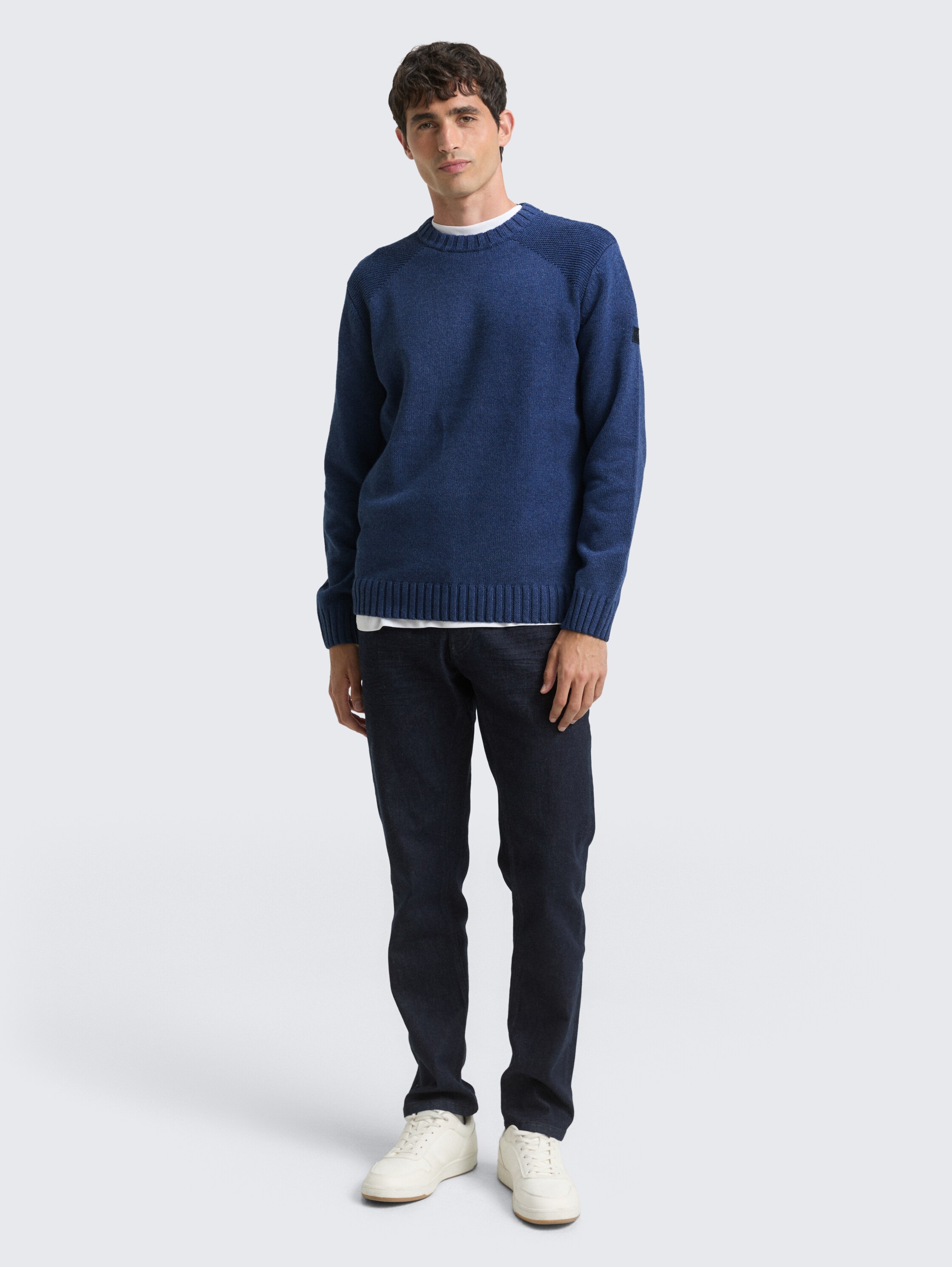 Knitted jumper with ribbed details - ocean blue melange - Model front view