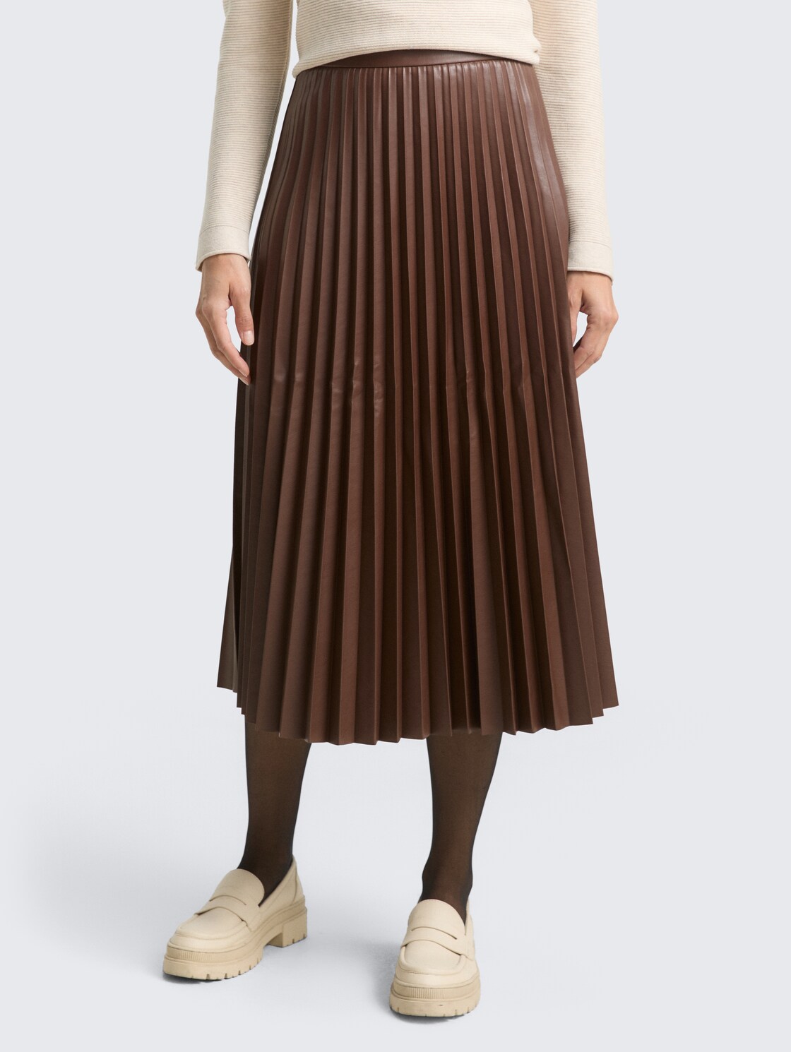 Plissee Midi-Rock in Lederoptik - dark pecan brown - Ausschnitt Model-Vorderansicht