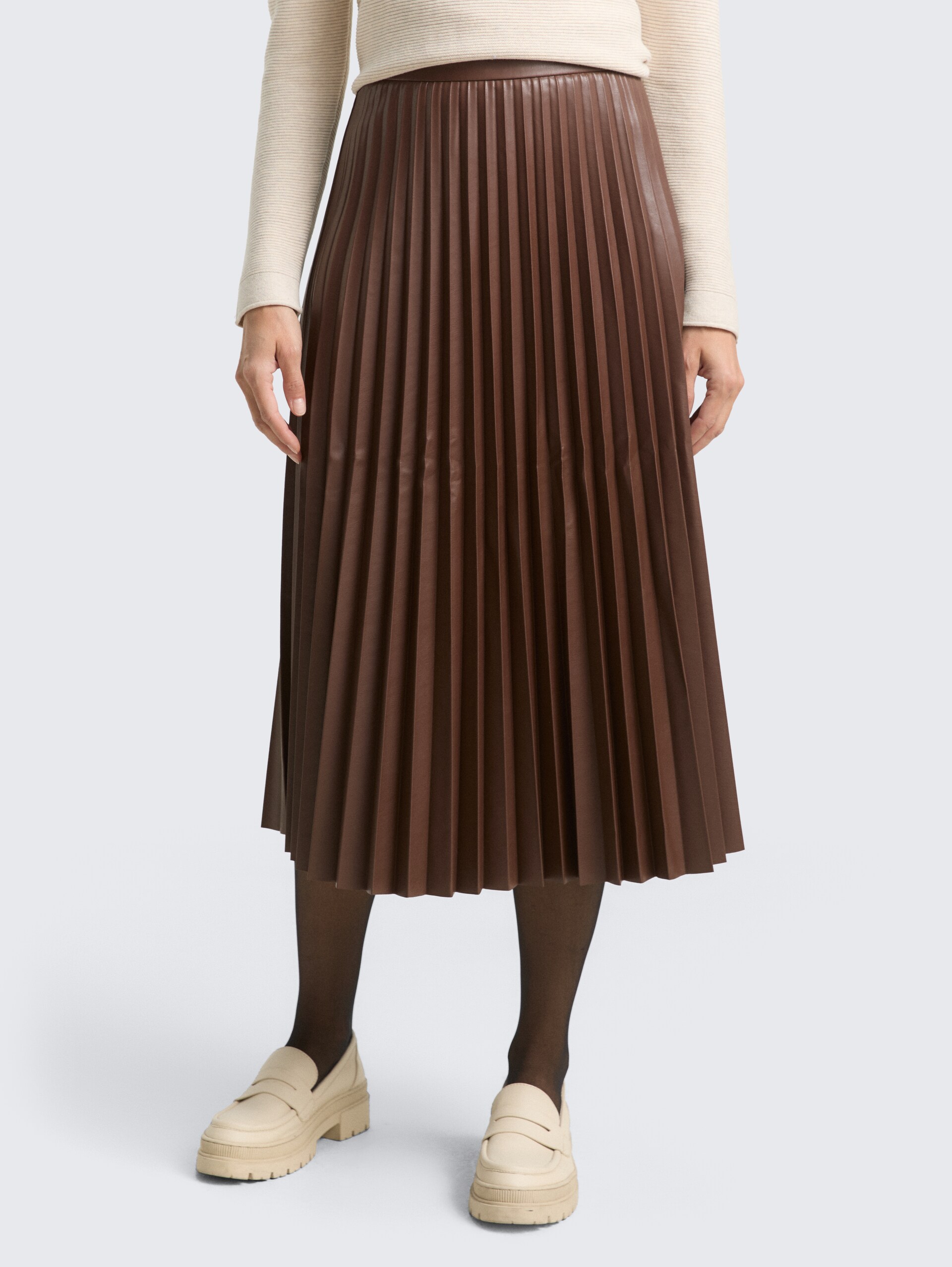 Plissee Midi-Rock in Lederoptik - dark pecan brown - Ausschnitt Model-Vorderansicht