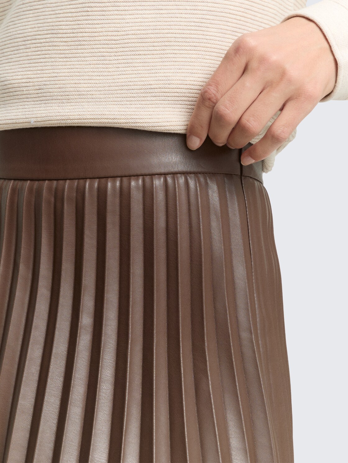 Plissee Midi-Rock in Lederoptik - dark pecan brown - Detail-Model-Ansicht