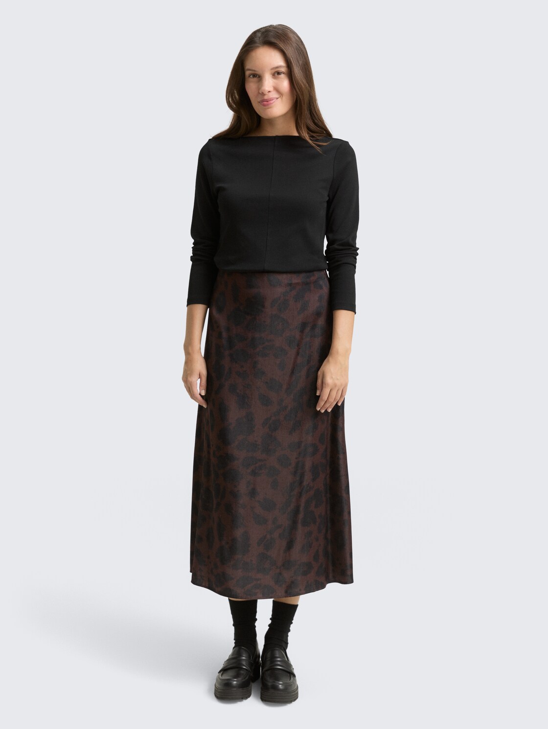 Satin Midi-Rock - brown black big leo print - Model-Vorderansicht