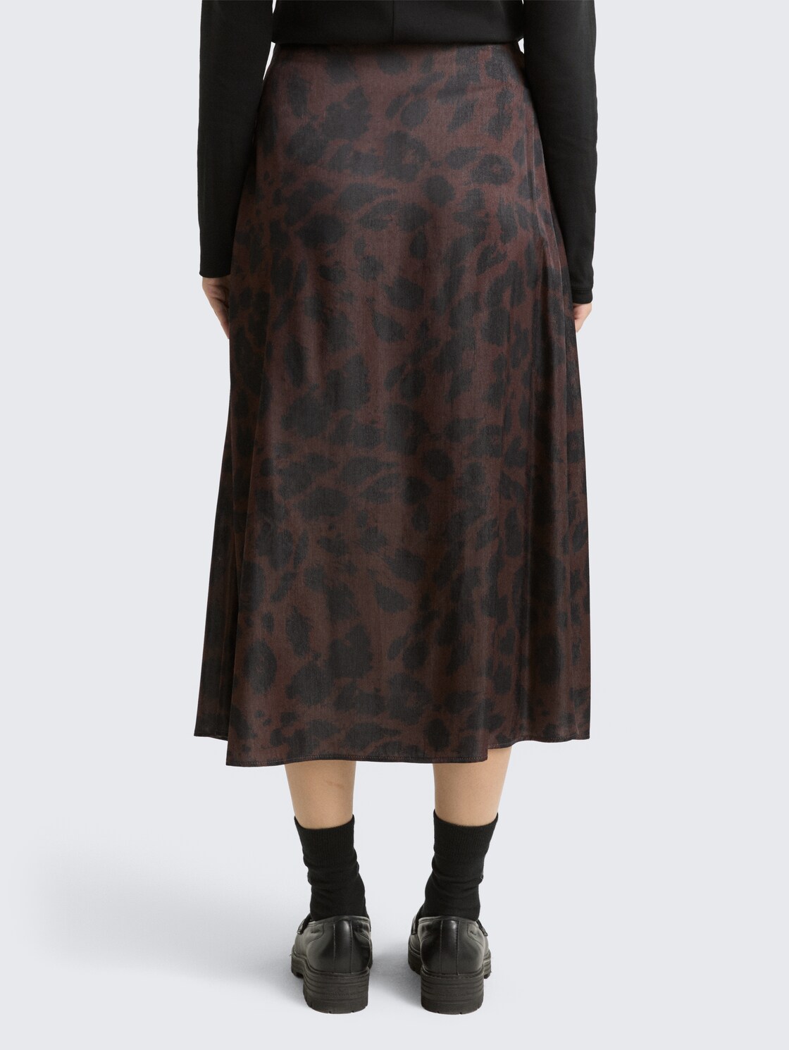 Satin Midi-Rock - brown black big leo print - Auschnitt Model-Rückansicht