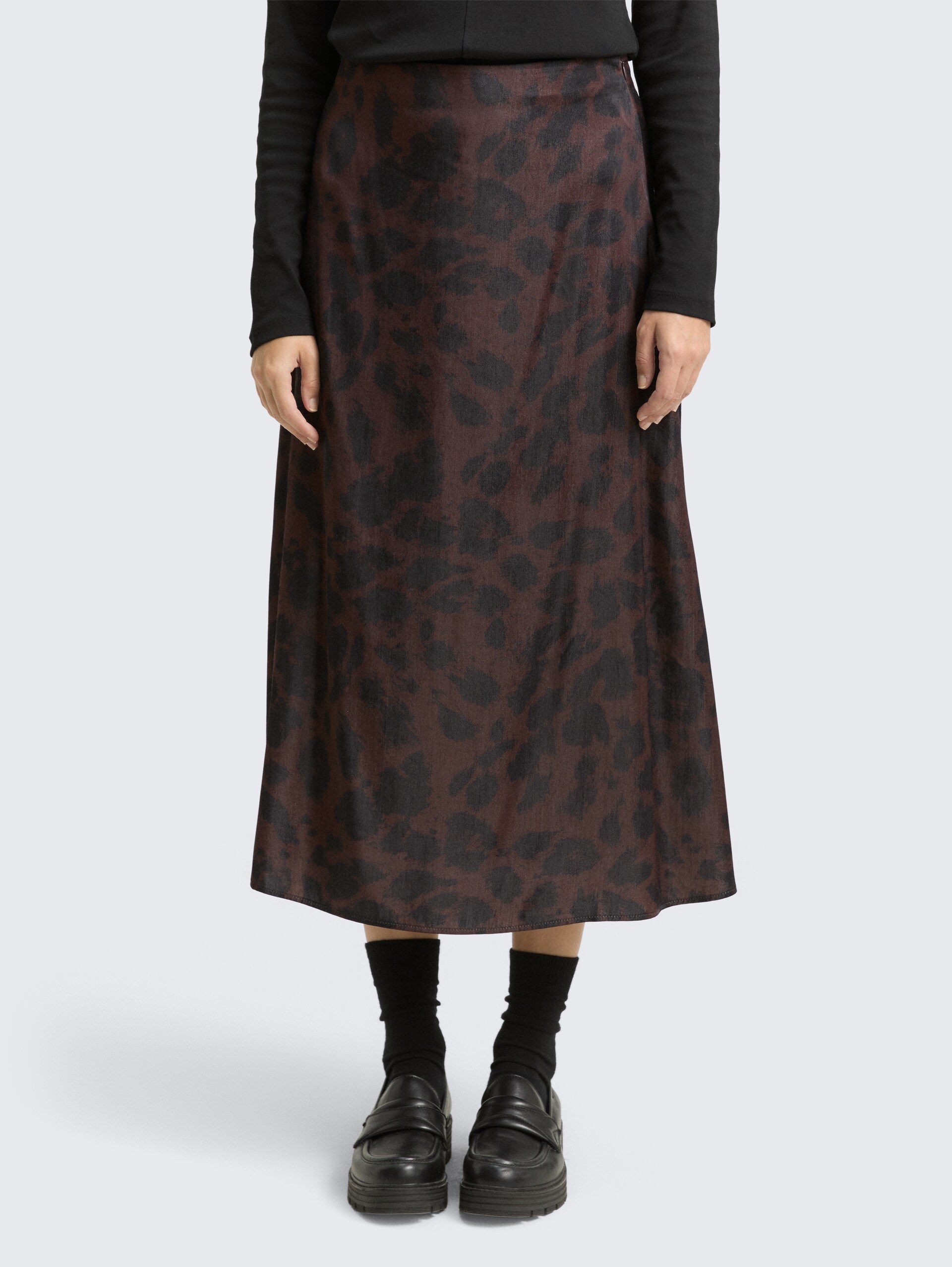 Satin Midi-Rock - brown black big leo print - Ausschnitt Model-Vorderansicht