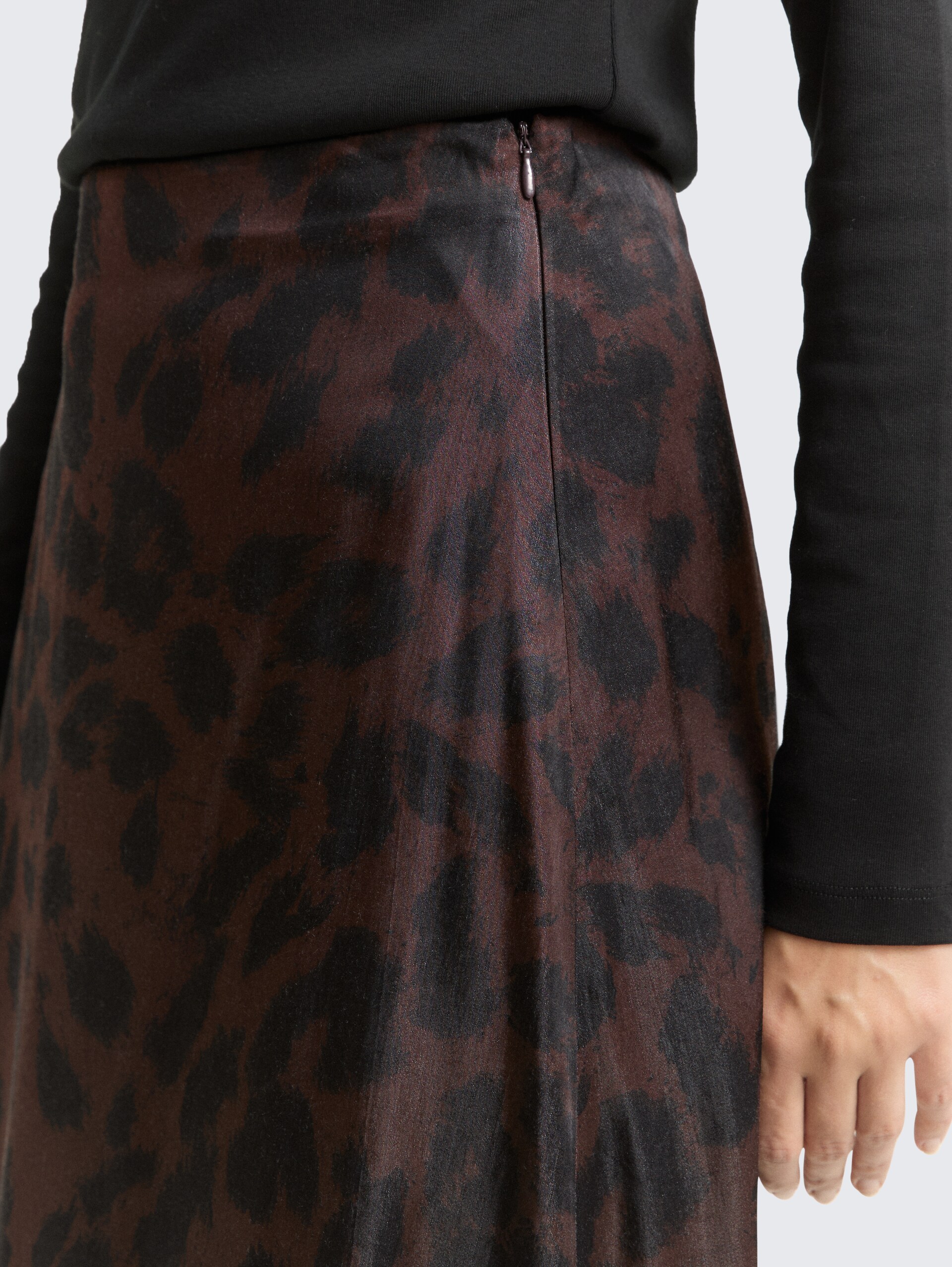 Satin Midi-Rock - brown black big leo print - Detail-Model-Ansicht