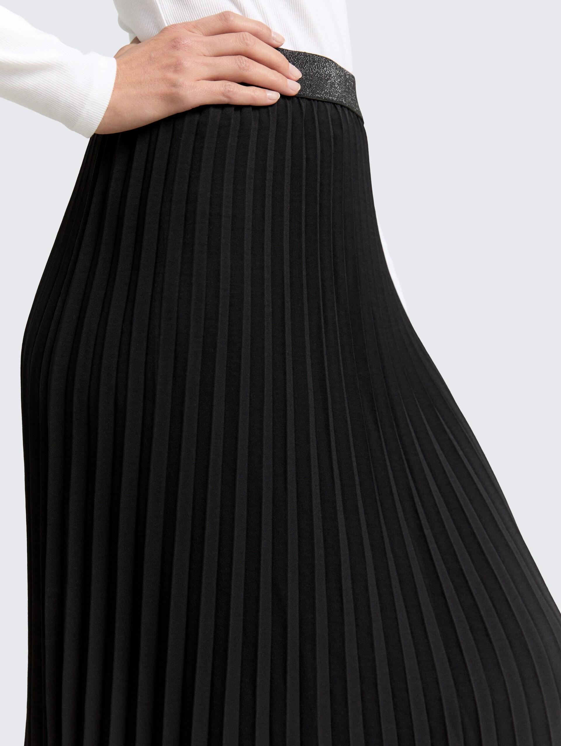 Plissee Midi-Rock mit Glitzer-Detail - deep black - Detail-Model-Ansicht