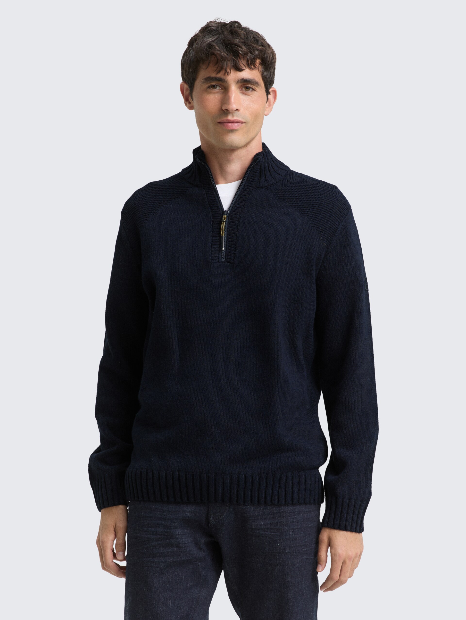 Troyer Strickpullover mit Ripp-Details - Knitted Navy Melange - Ausschnitt Model-Vorderansicht