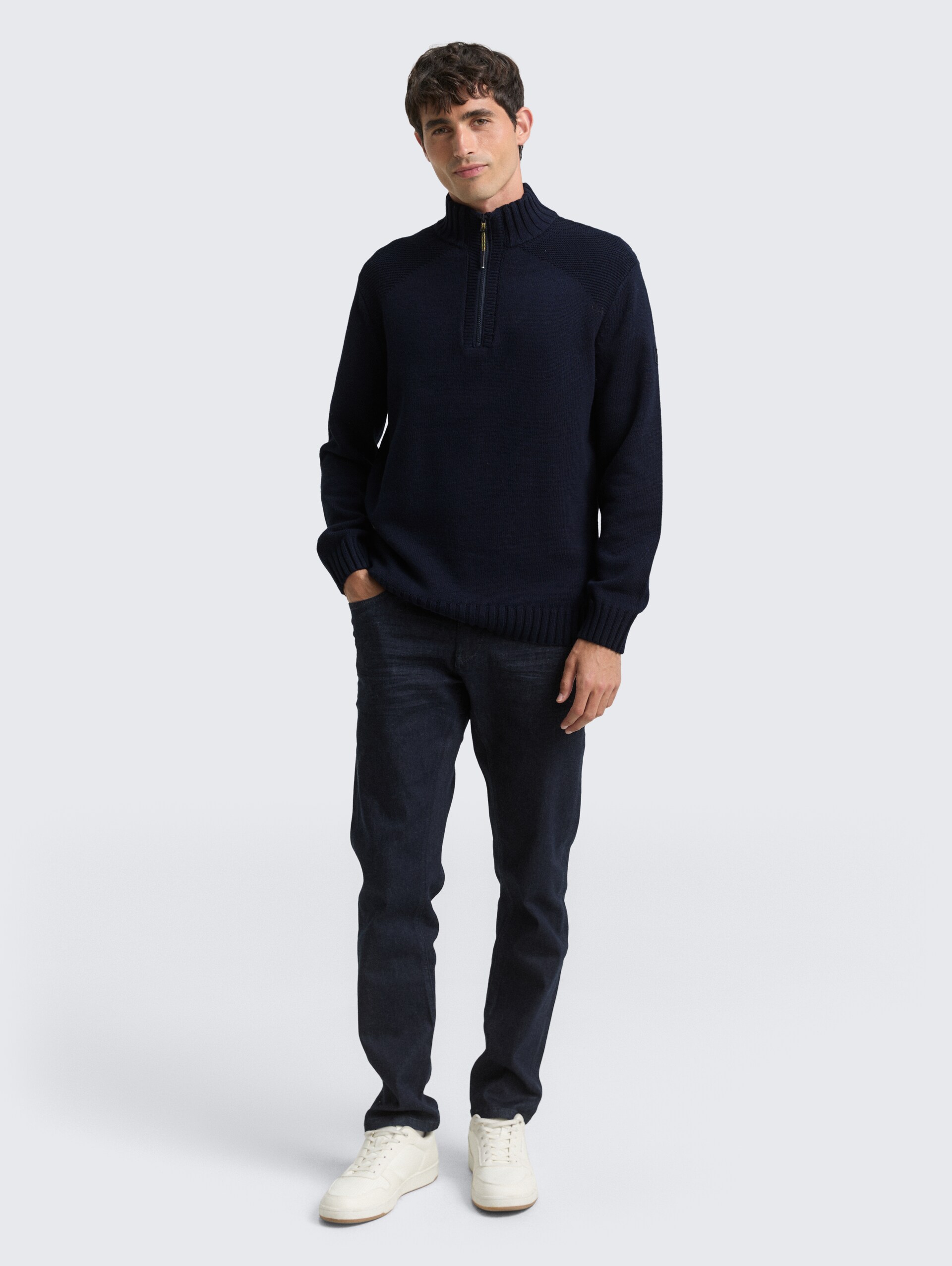 Troyer Strickpullover mit Ripp-Details - Knitted Navy Melange - Model-Vorderansicht