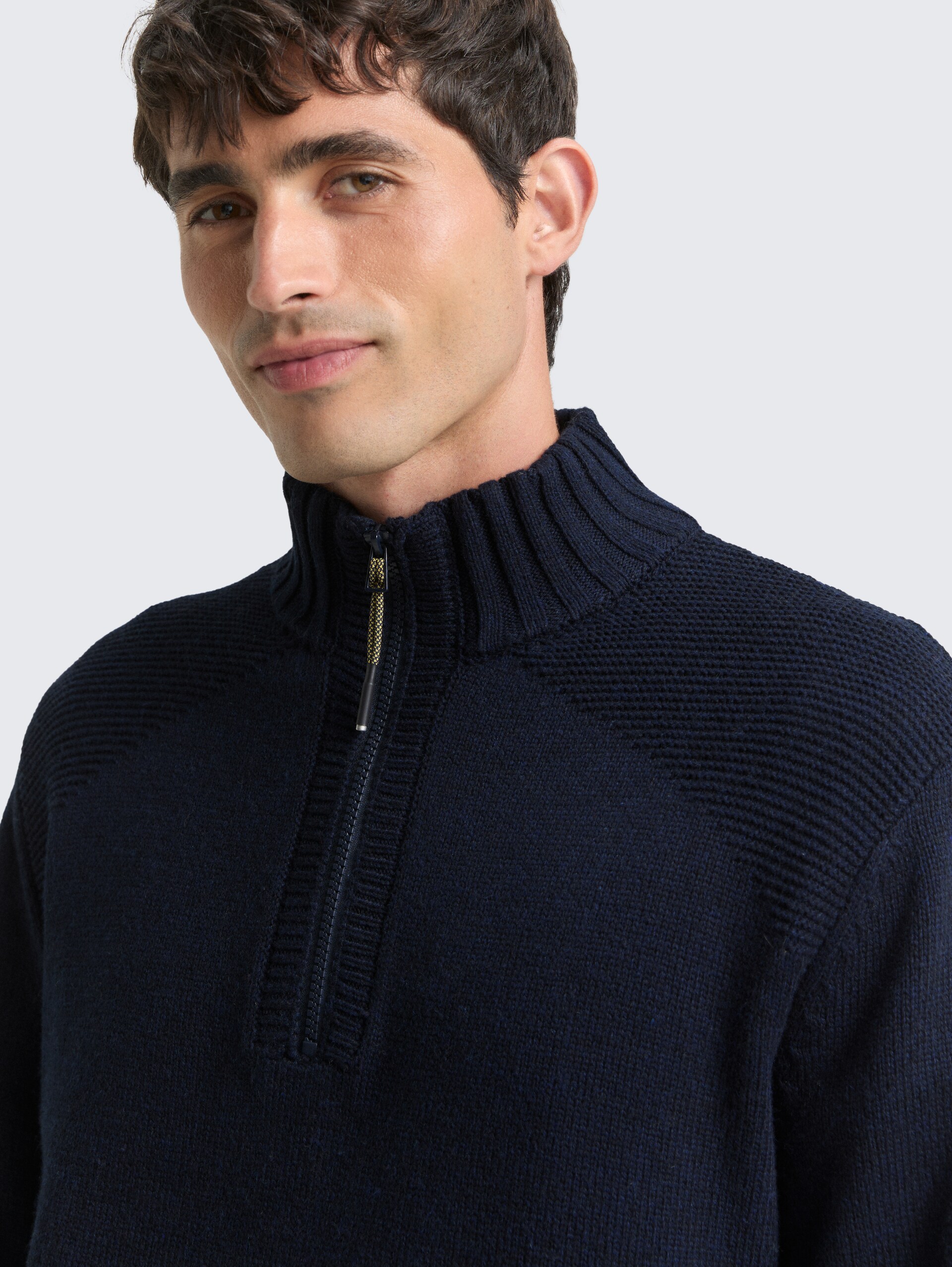 Troyer Strickpullover mit Ripp-Details - Knitted Navy Melange - Detail-Model-Ansicht