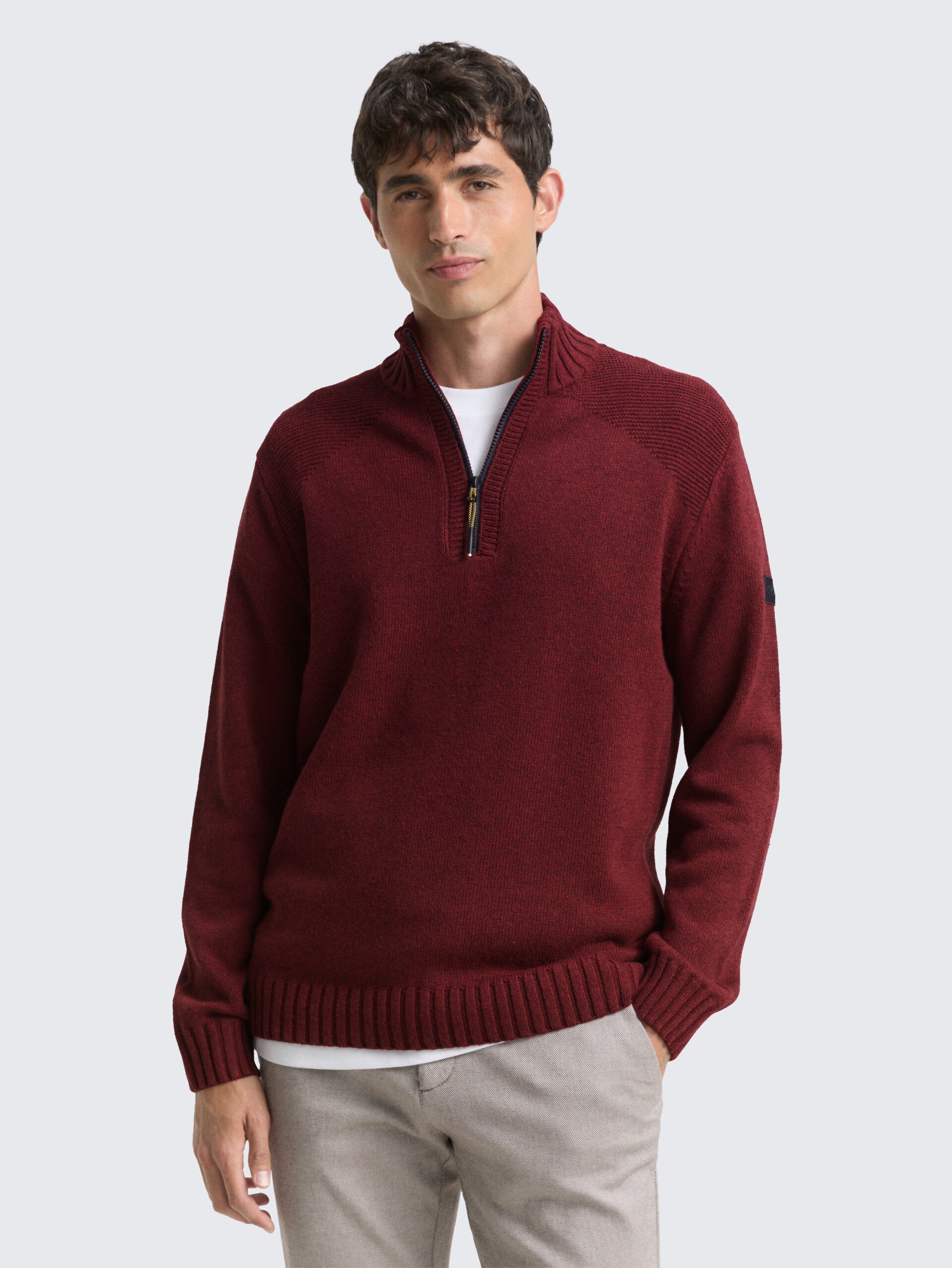 Troyer Strickpullover mit Ripp-Details - bordeaux melange - Ausschnitt Model-Vorderansicht