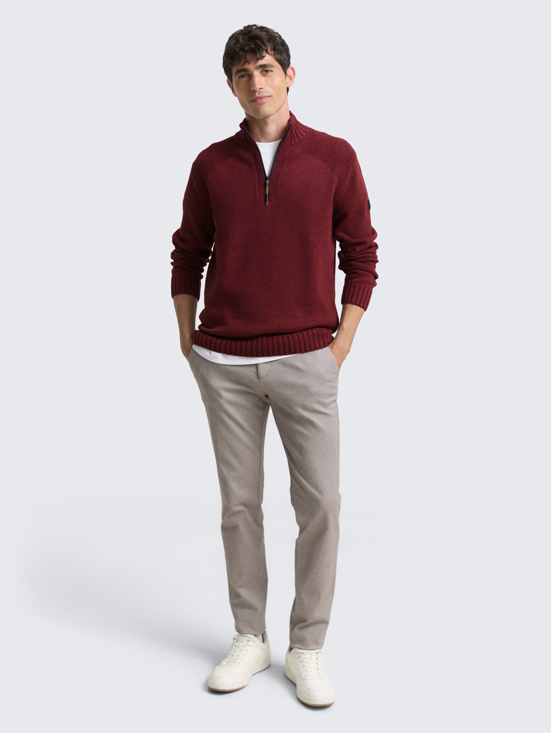Troyer Strickpullover mit Ripp-Details - bordeaux melange - Model-Vorderansicht