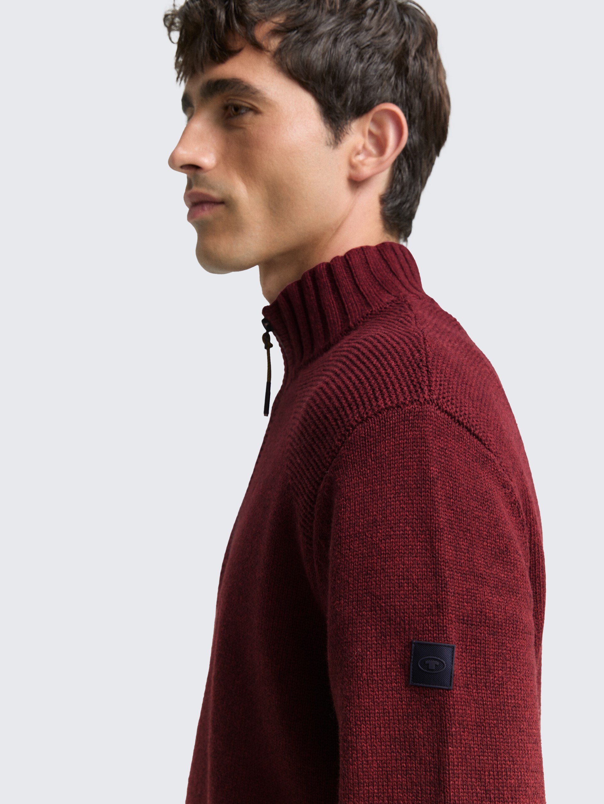 Troyer Strickpullover mit Ripp-Details - bordeaux melange - Detail-Model-Ansicht