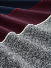 Pull en maille avec colour blocking - navy red white stripe - Vue de la matière