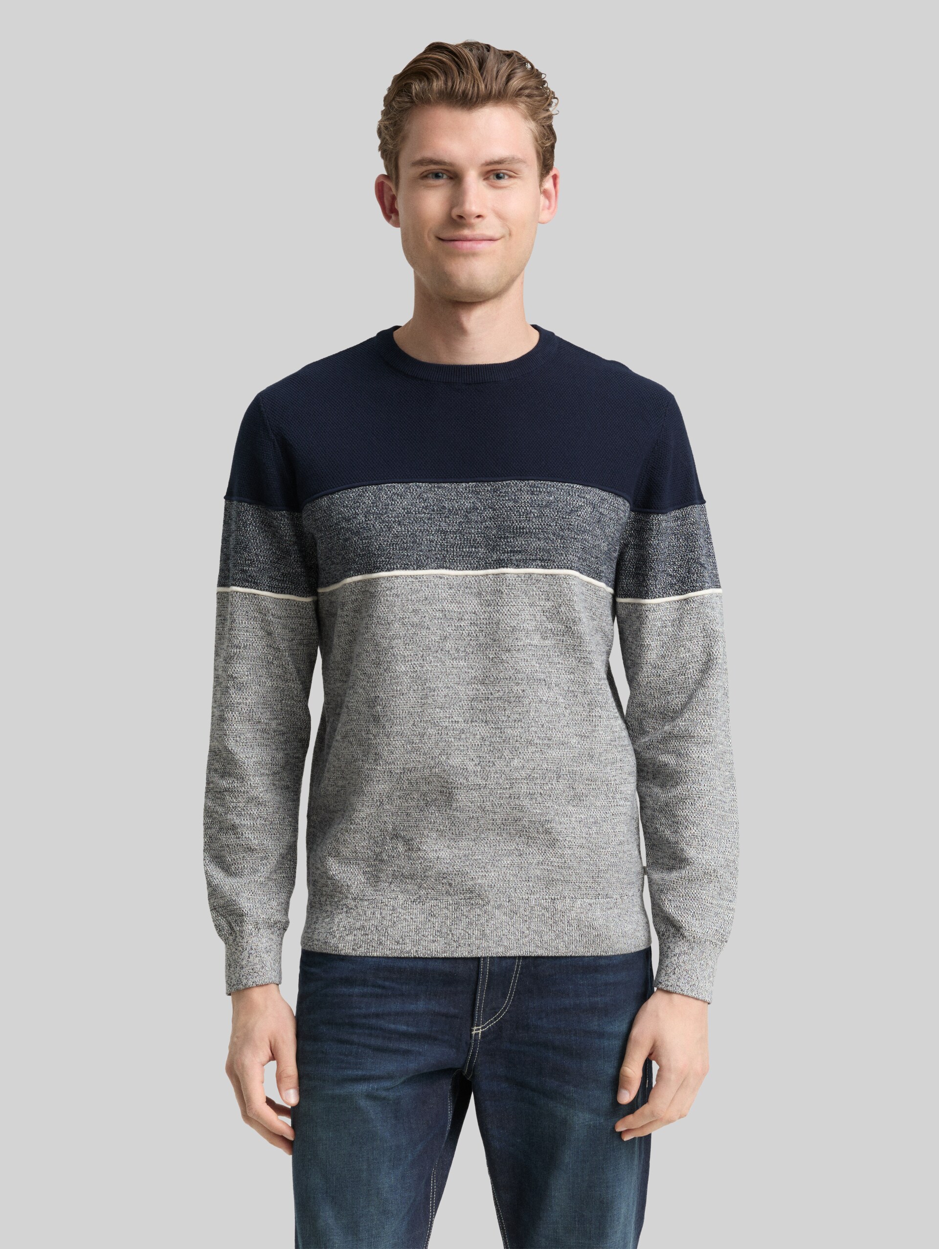Knitted jumper with colour blocking - navy offwhite white stripe - Neckline model front view