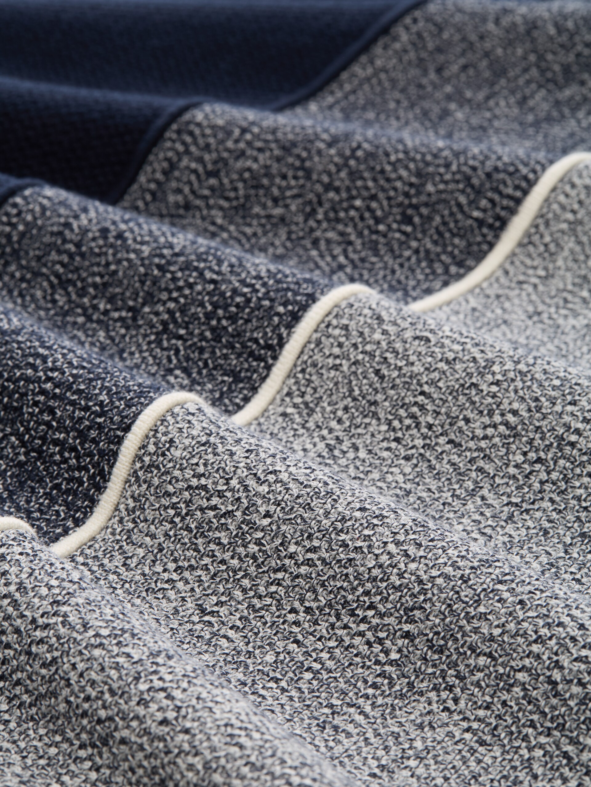 Knitted jumper with colour blocking - navy offwhite white stripe - Material view