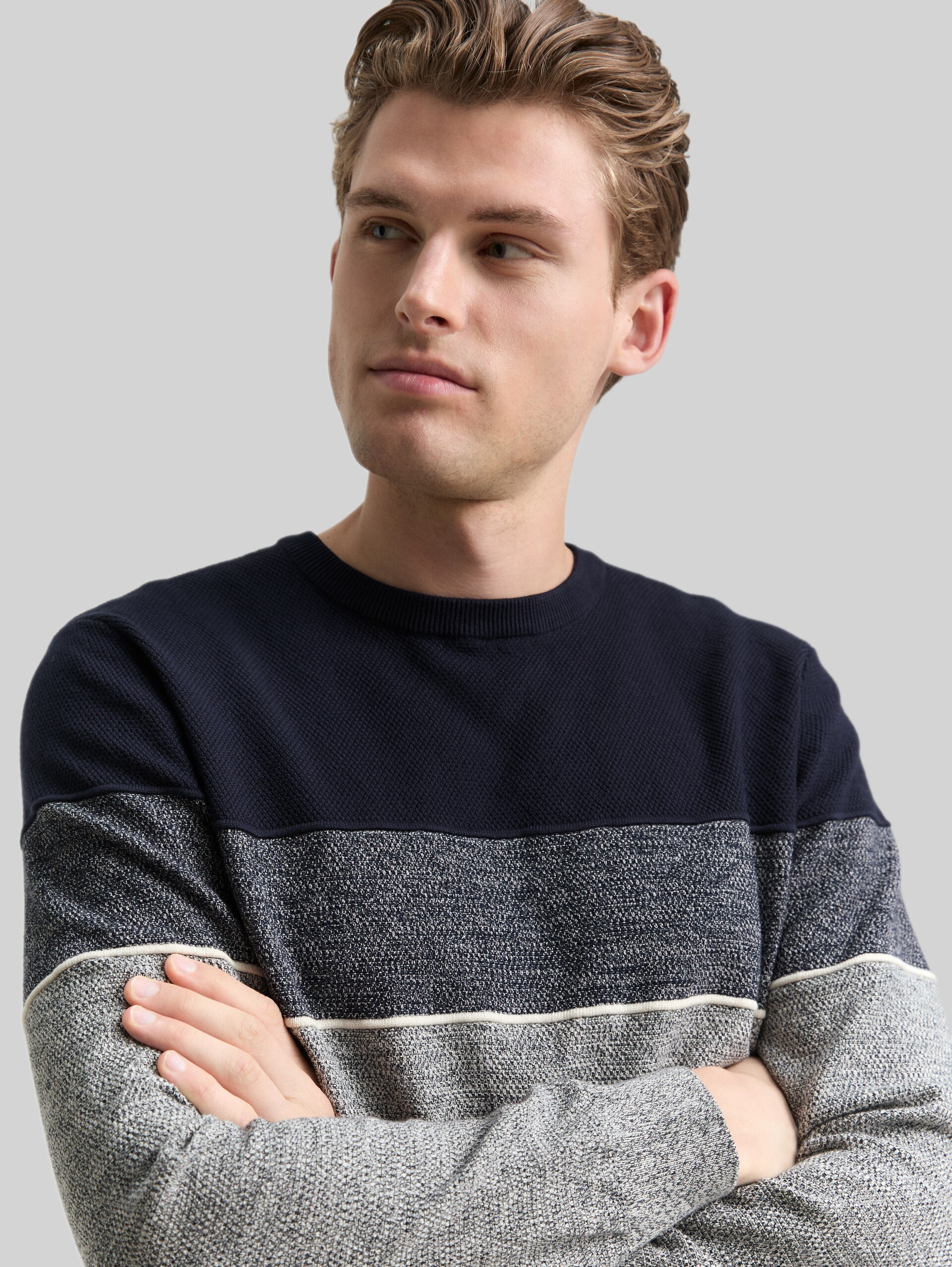 Knitted jumper with colour blocking - navy offwhite white stripe - Detail model view