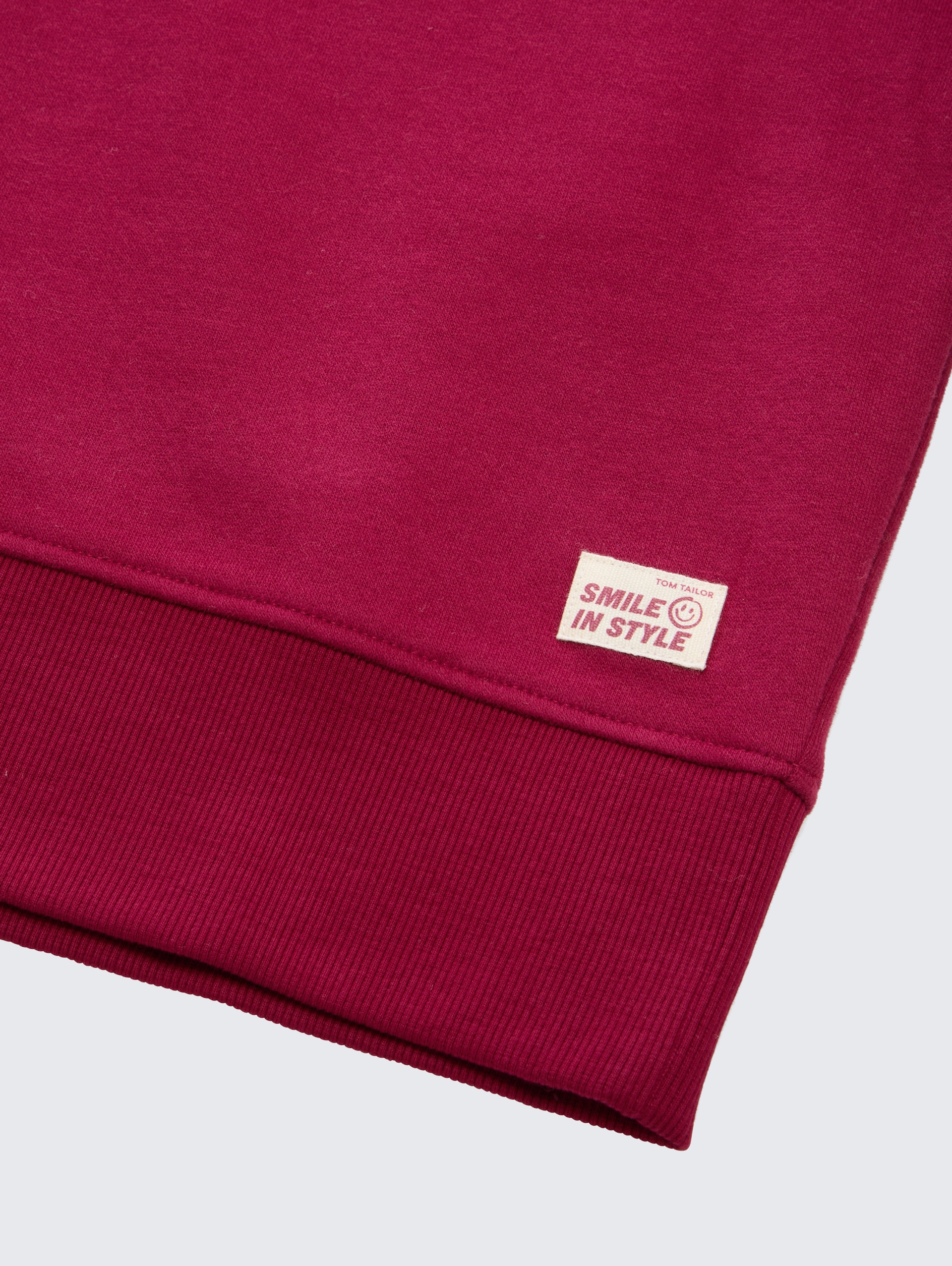 Basic Sweatshirt mit Badge - Beetroot Red - Detail-Model-Ansicht