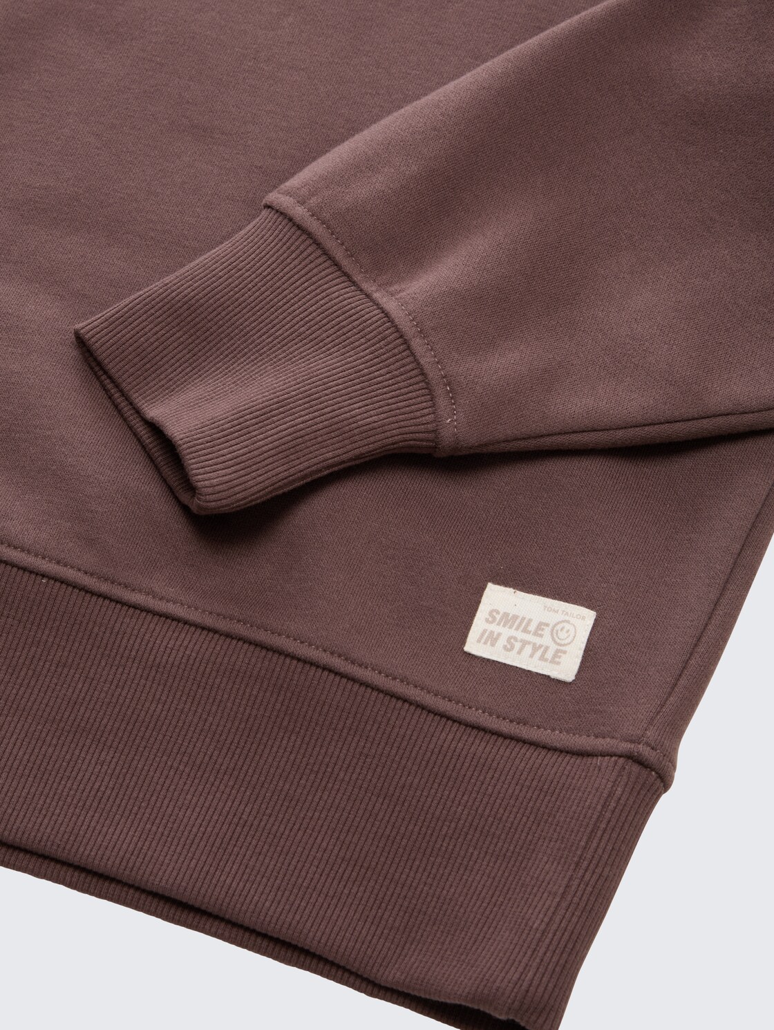 Basic Sweatshirt mit Badge - soft chocolate brown - Detail-Model-Ansicht