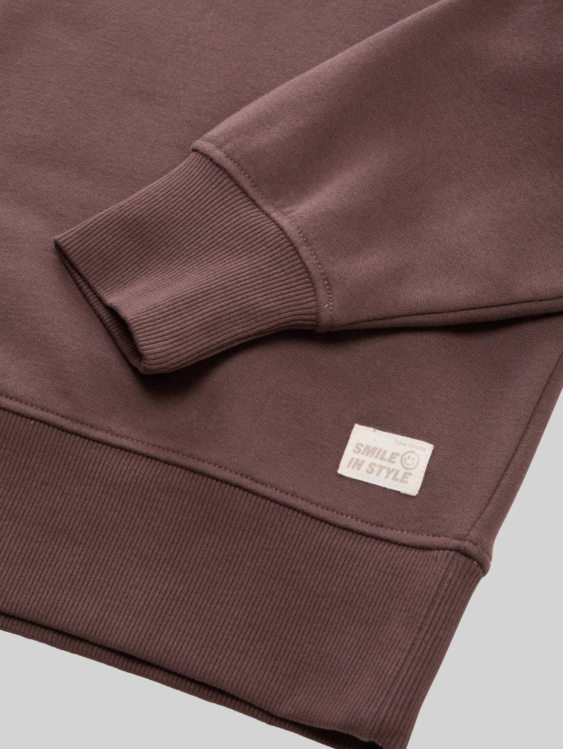Basic sweatshirt with badge - soft chocolate brown - Detail model view