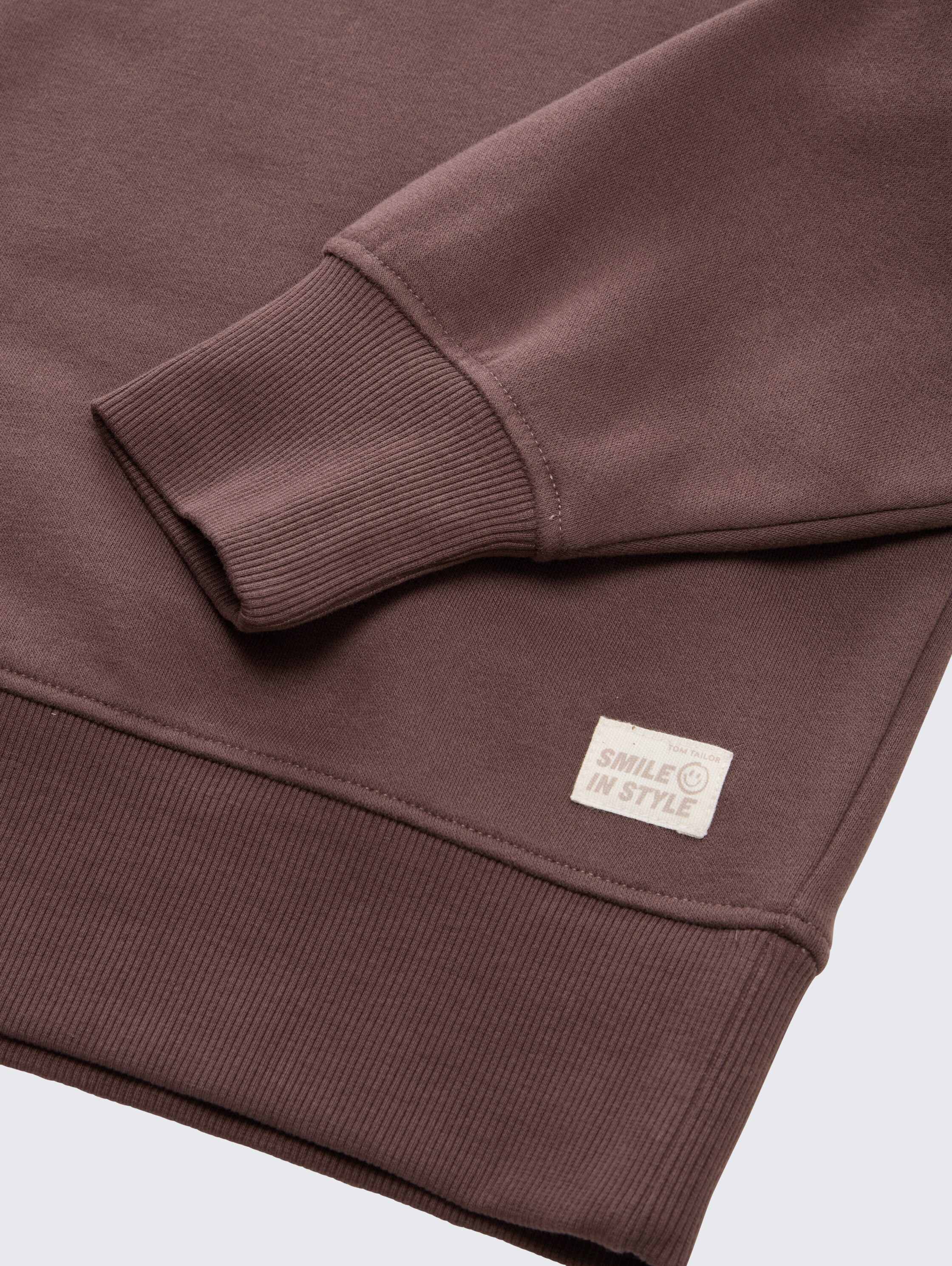 Basic sweatshirt with badge - soft chocolate brown - Detail model view