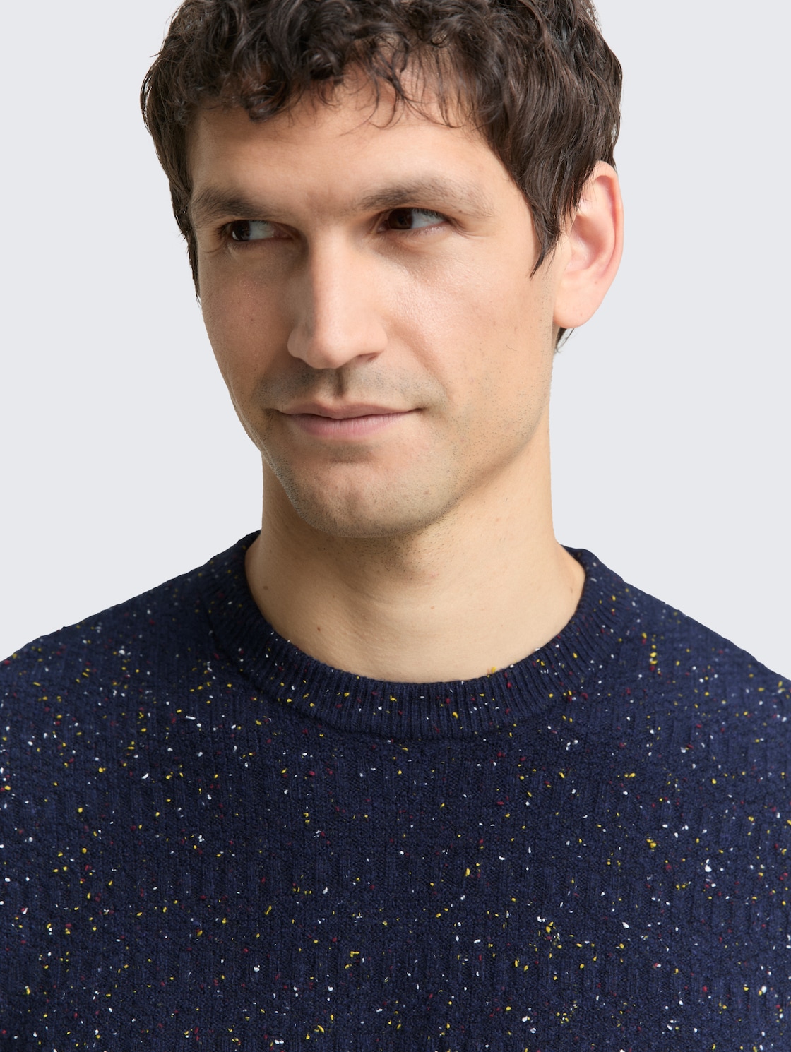 Strickpullover mit Rundhalsausschnitt - navy multicolor neps - Detail-Model-Ansicht