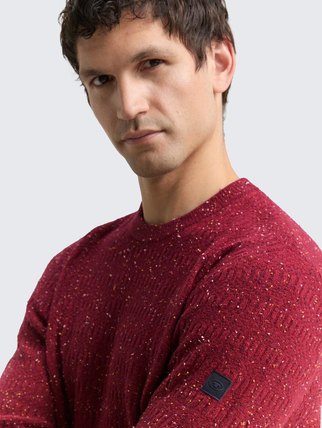 Strickpullover mit Rundhalsausschnitt - bordeaux multicolor neps - Detail-Model-Ansicht