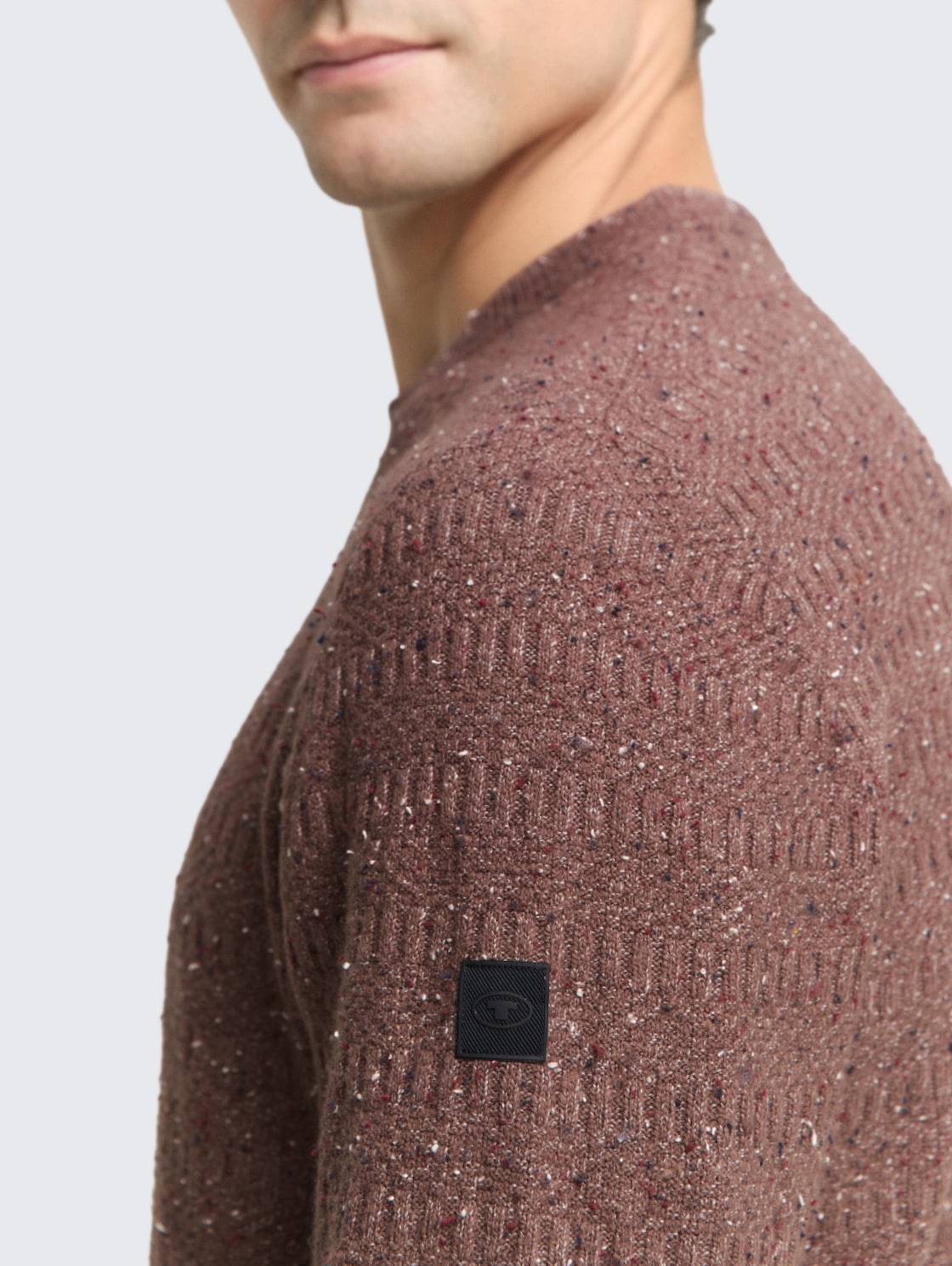 Strickpullover mit Rundhalsausschnitt - dark brown multicolor neps - Detail-Model-Ansicht