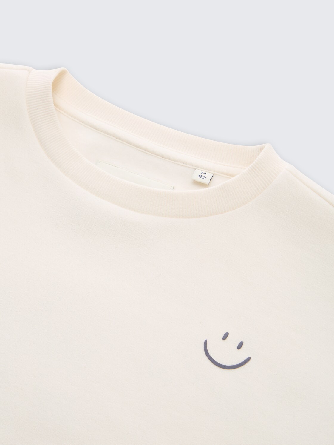 Sweatshirt mit Rückenprint - Gardenia White - Detail-Model-Ansicht