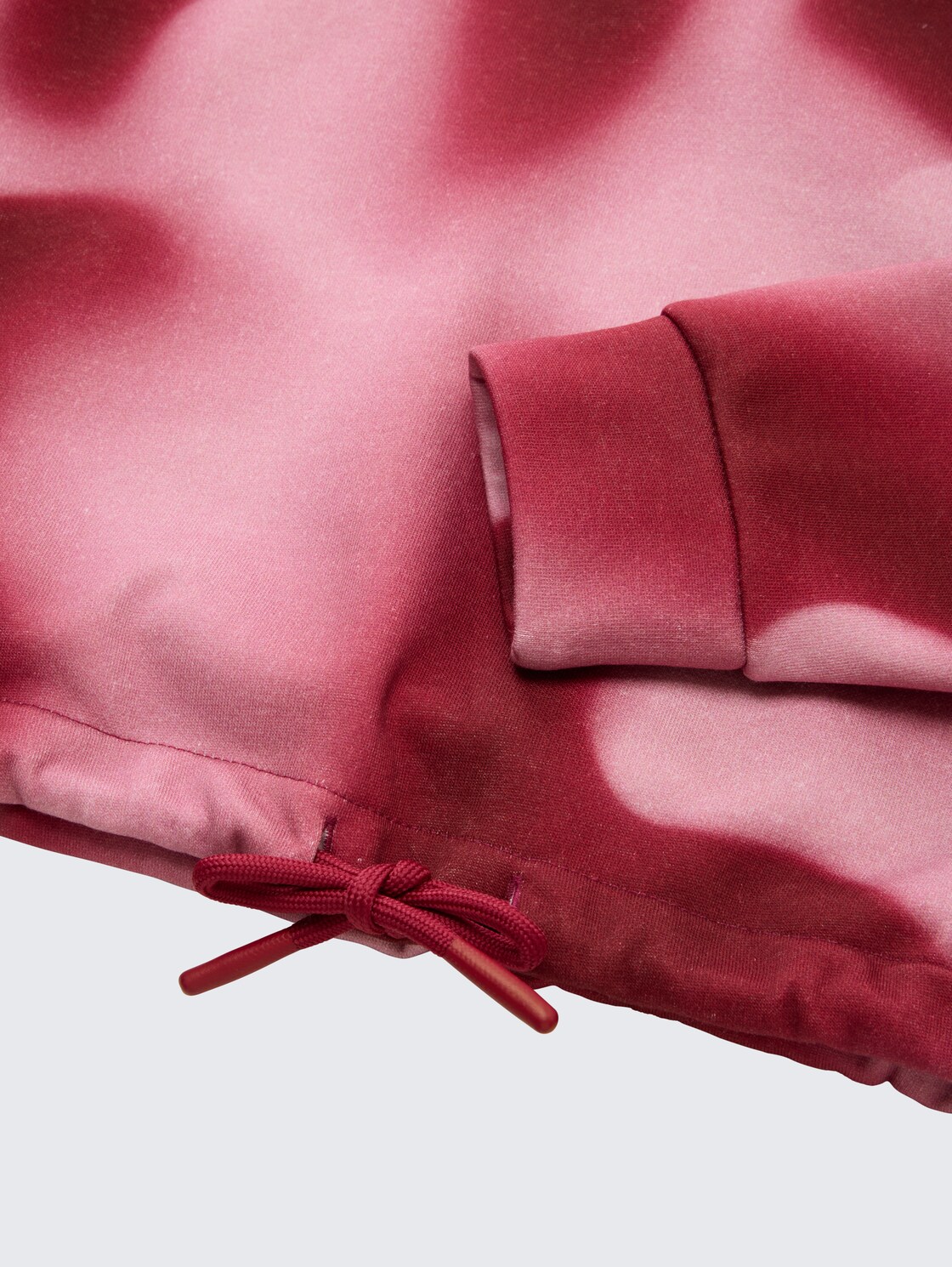 Cropped Hoodie Sweatshirt mit Batikmuster - burgundy abstract print - Detail-Model-Ansicht