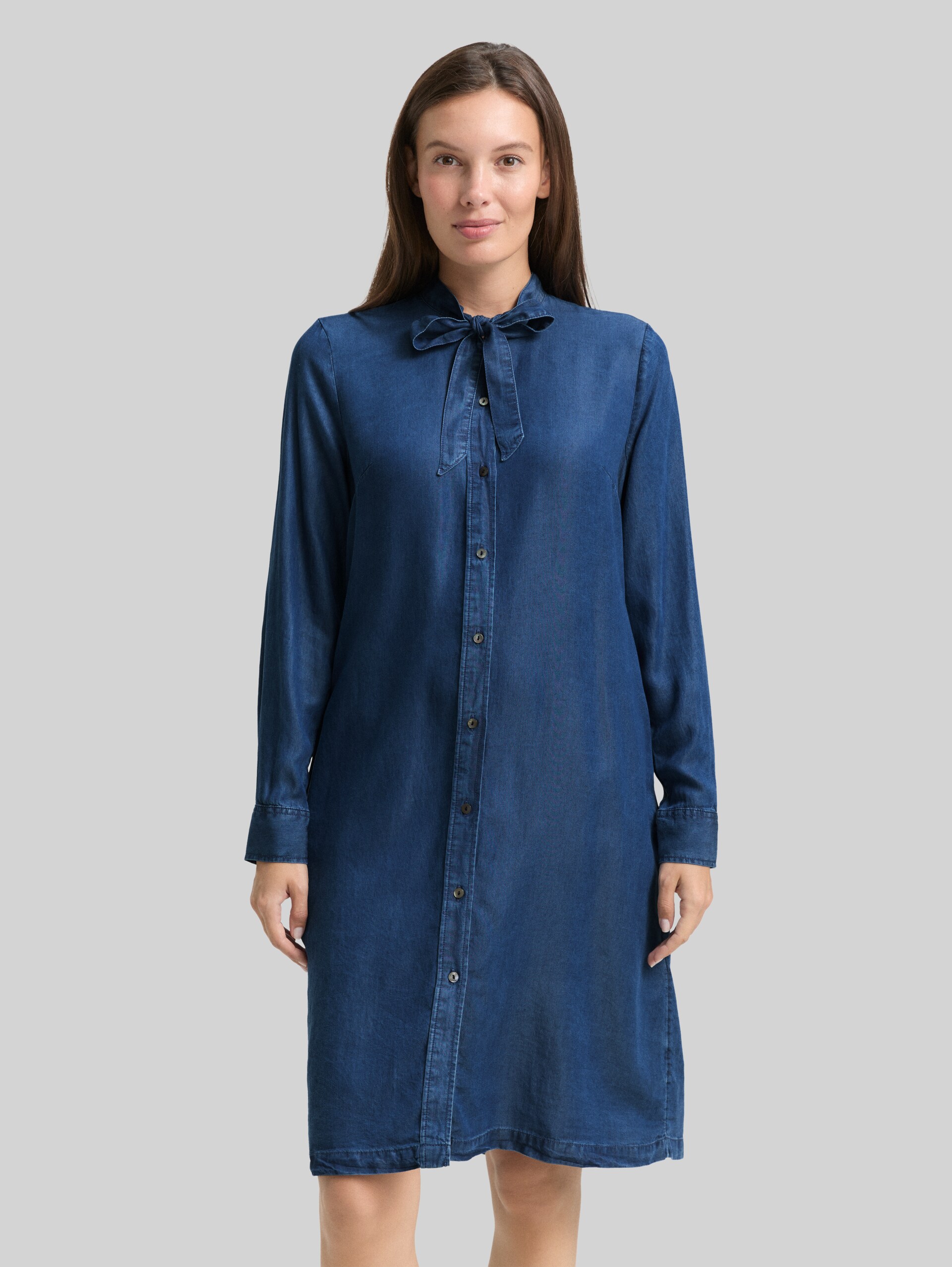 Jeanskleid mit Schleifen-Detail - blue denim dark wash - Model-Vorderansicht
