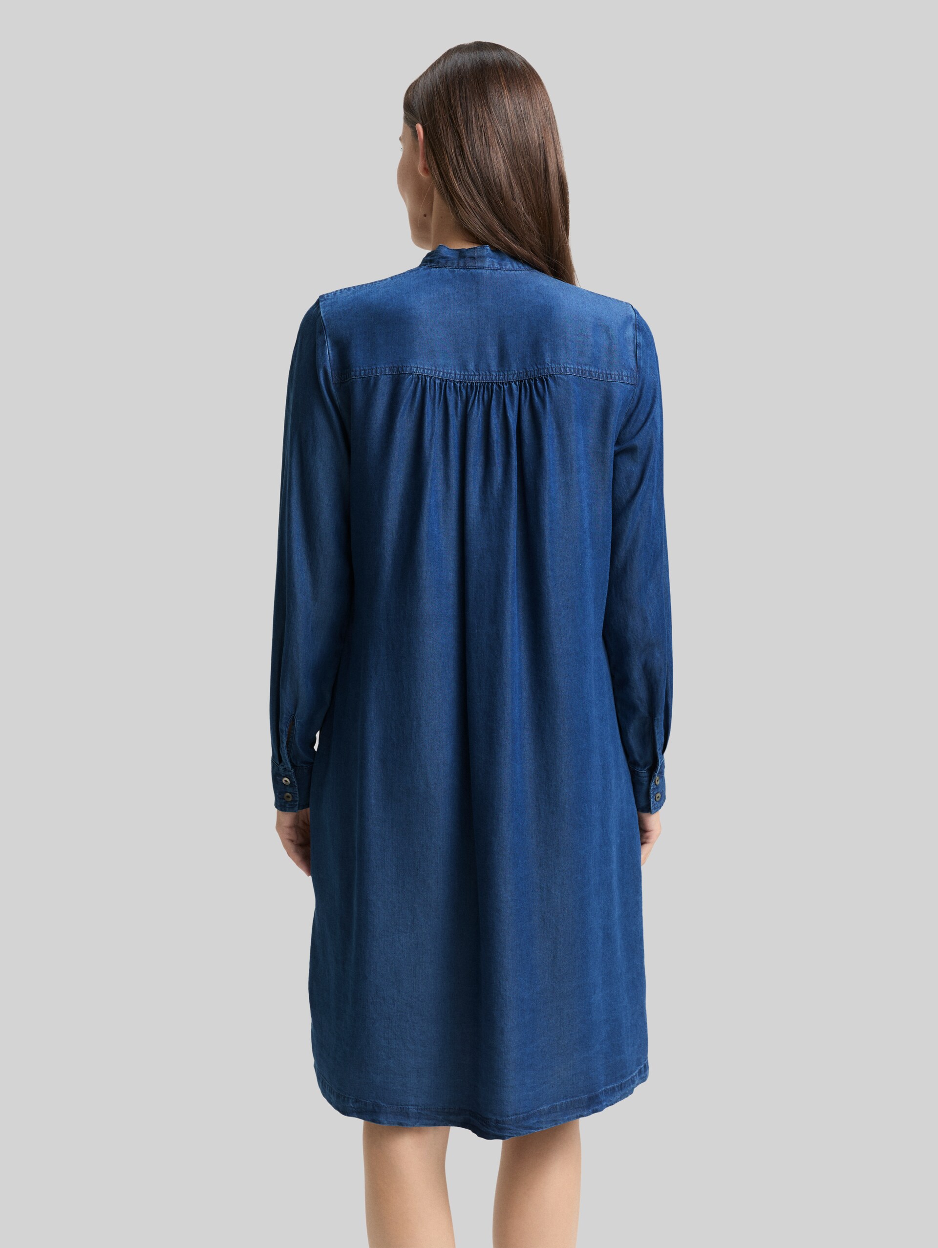 Jeanskleid mit Schleifen-Detail - blue denim dark wash - Model-Rückansicht