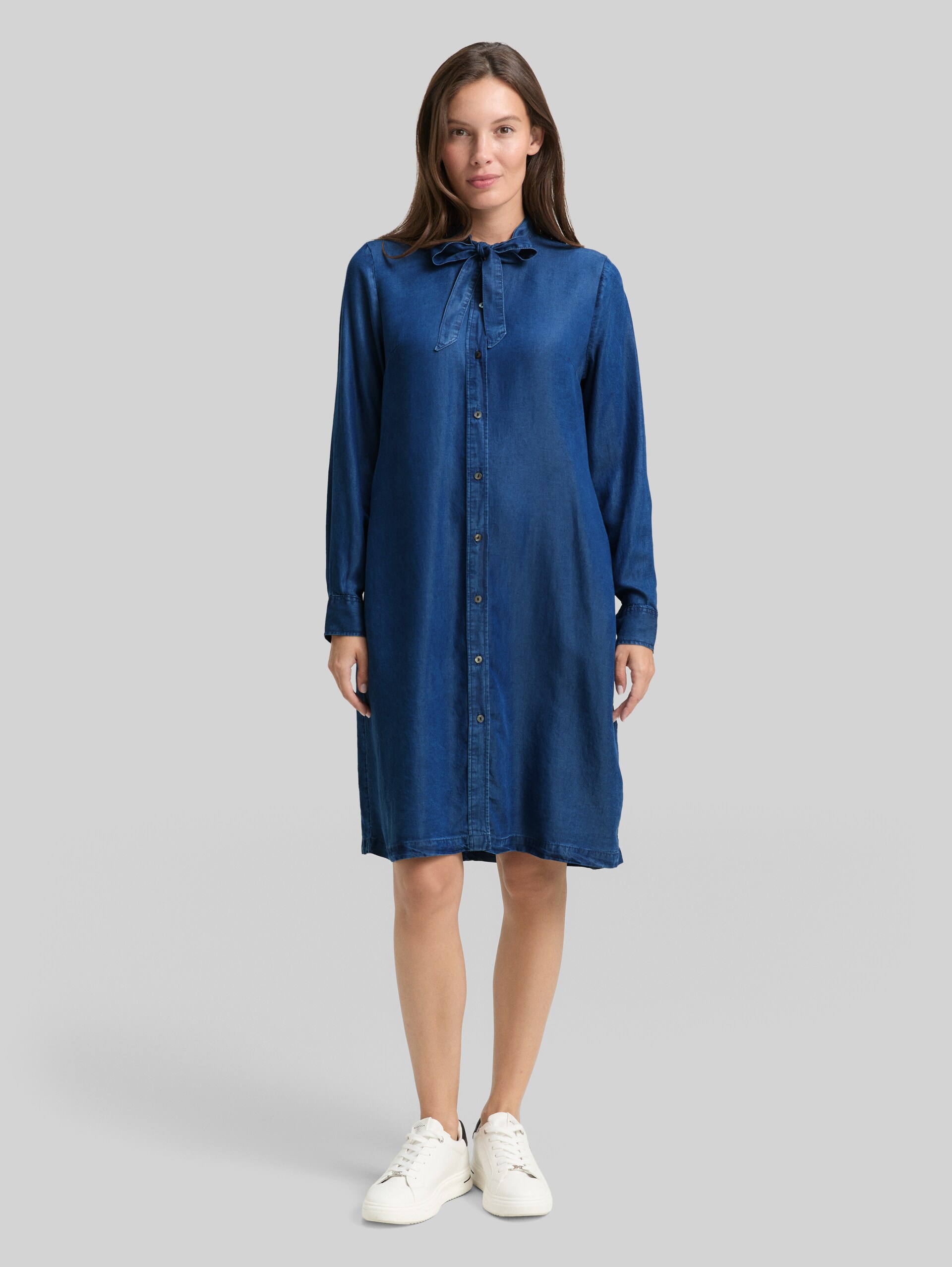Jeanskleid mit Schleifen-Detail - blue denim dark wash - seitliche Model-Ansicht
