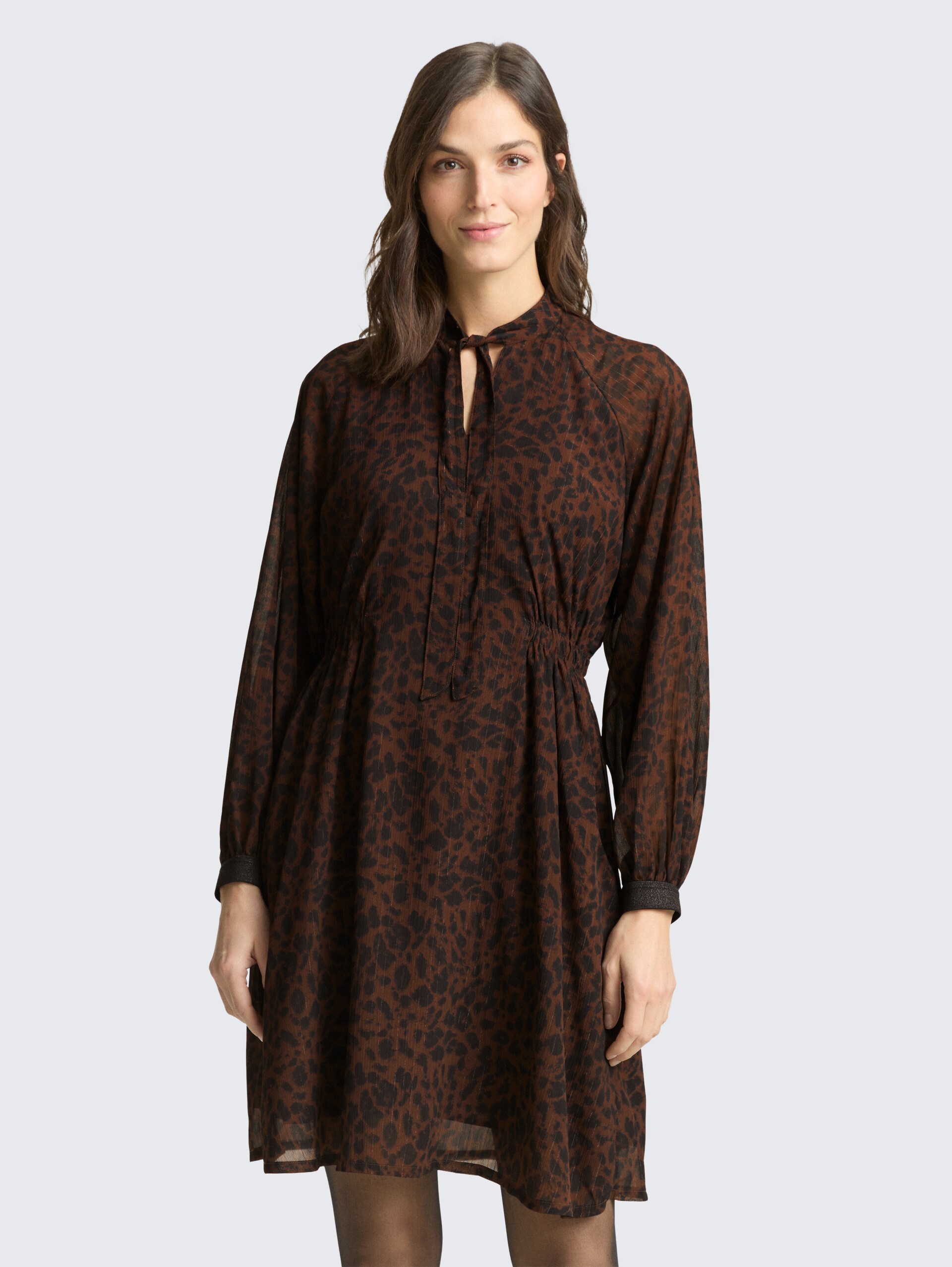 Chiffon-Kleid mit Leo-Print - brown black small leo print - Model-Vorderansicht