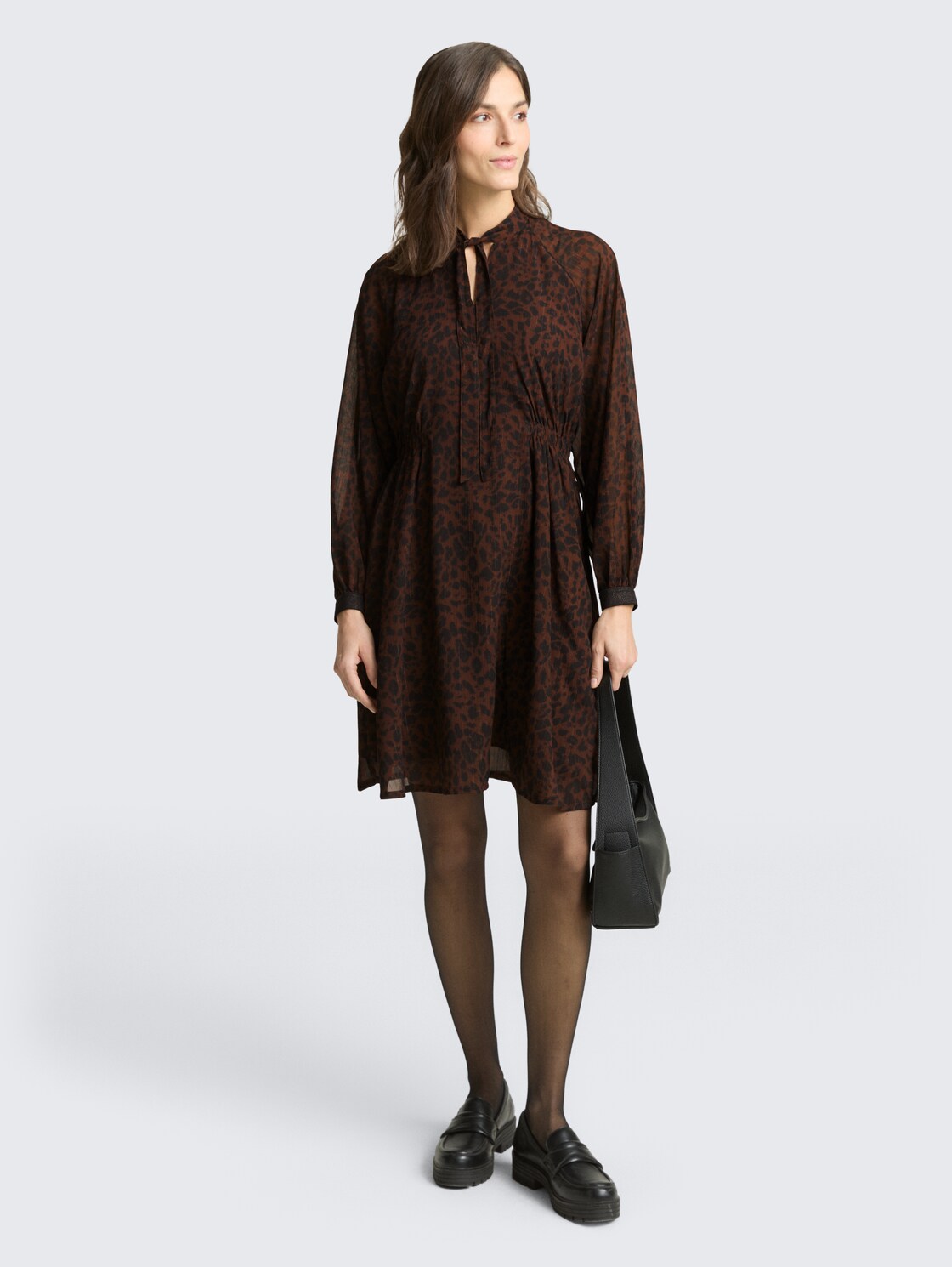 Chiffon-Kleid mit Leo-Print - brown black small leo print - seitliche Model-Ansicht