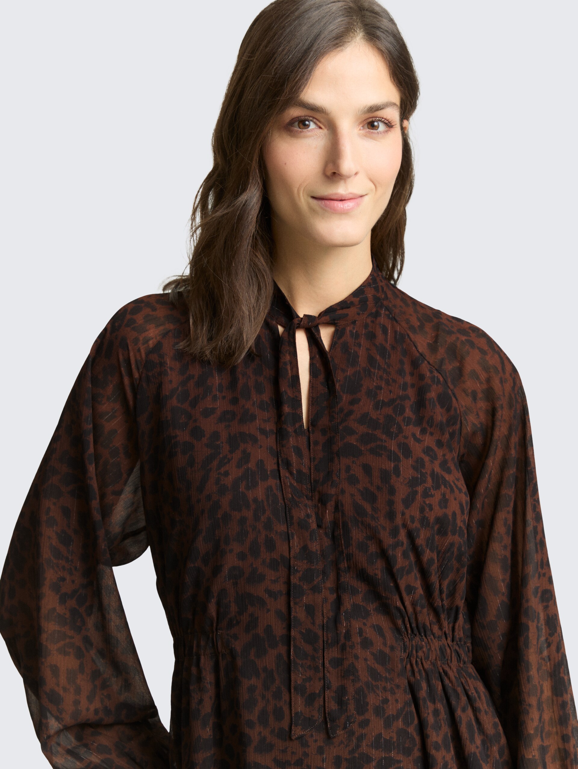 Chiffon-Kleid mit Leo-Print - brown black small leo print - Detail-Model-Ansicht