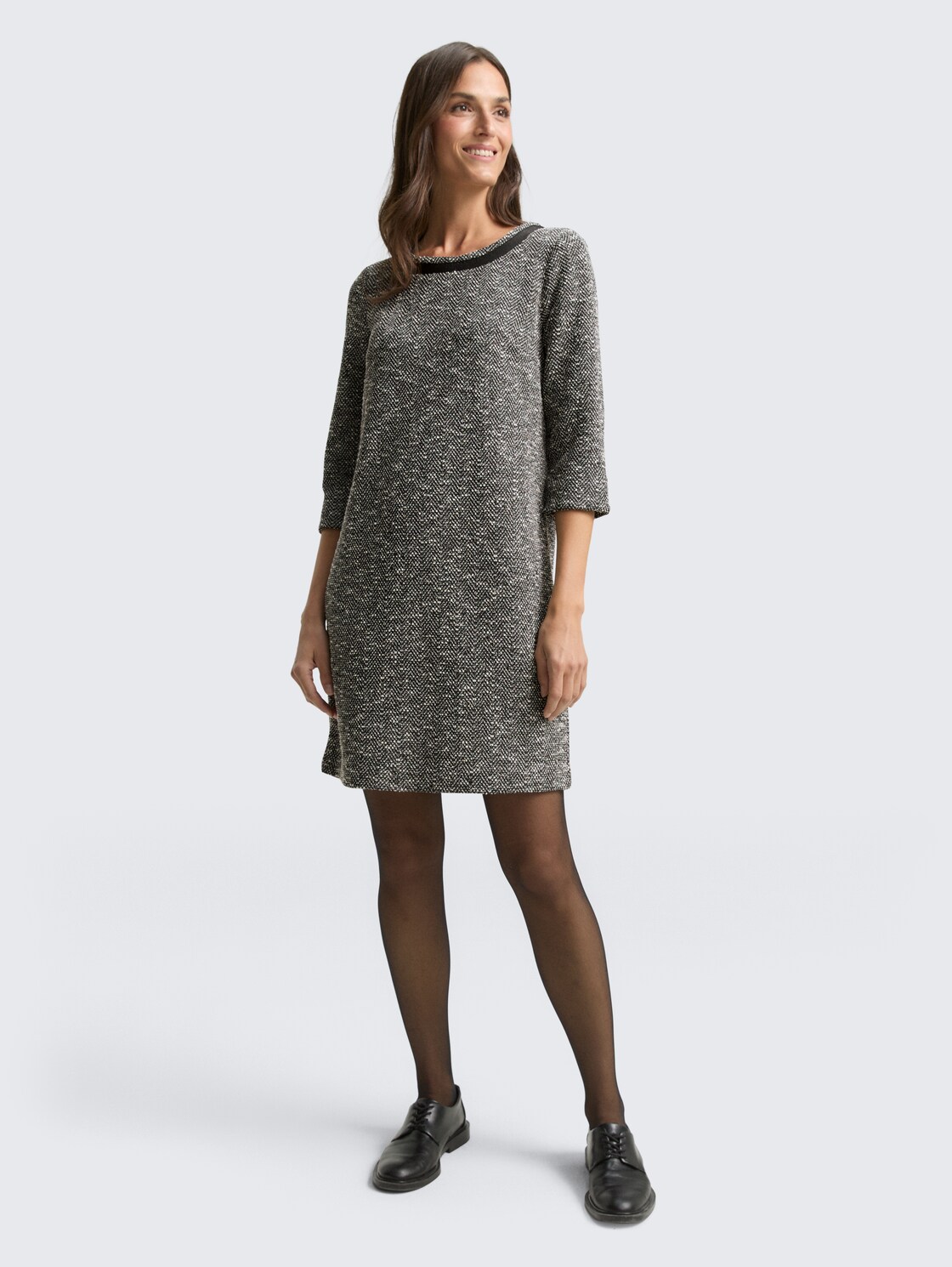 Bouclé Kleid mit Schleifen-Detail - salt pepper boucle structure - seitliche Model-Ansicht