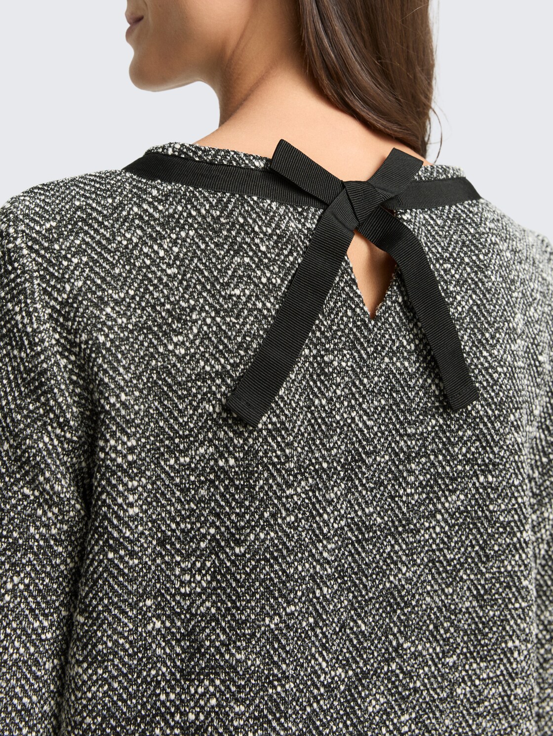 Bouclé Kleid mit Schleifen-Detail - salt pepper boucle structure - Detail-Model-Ansicht