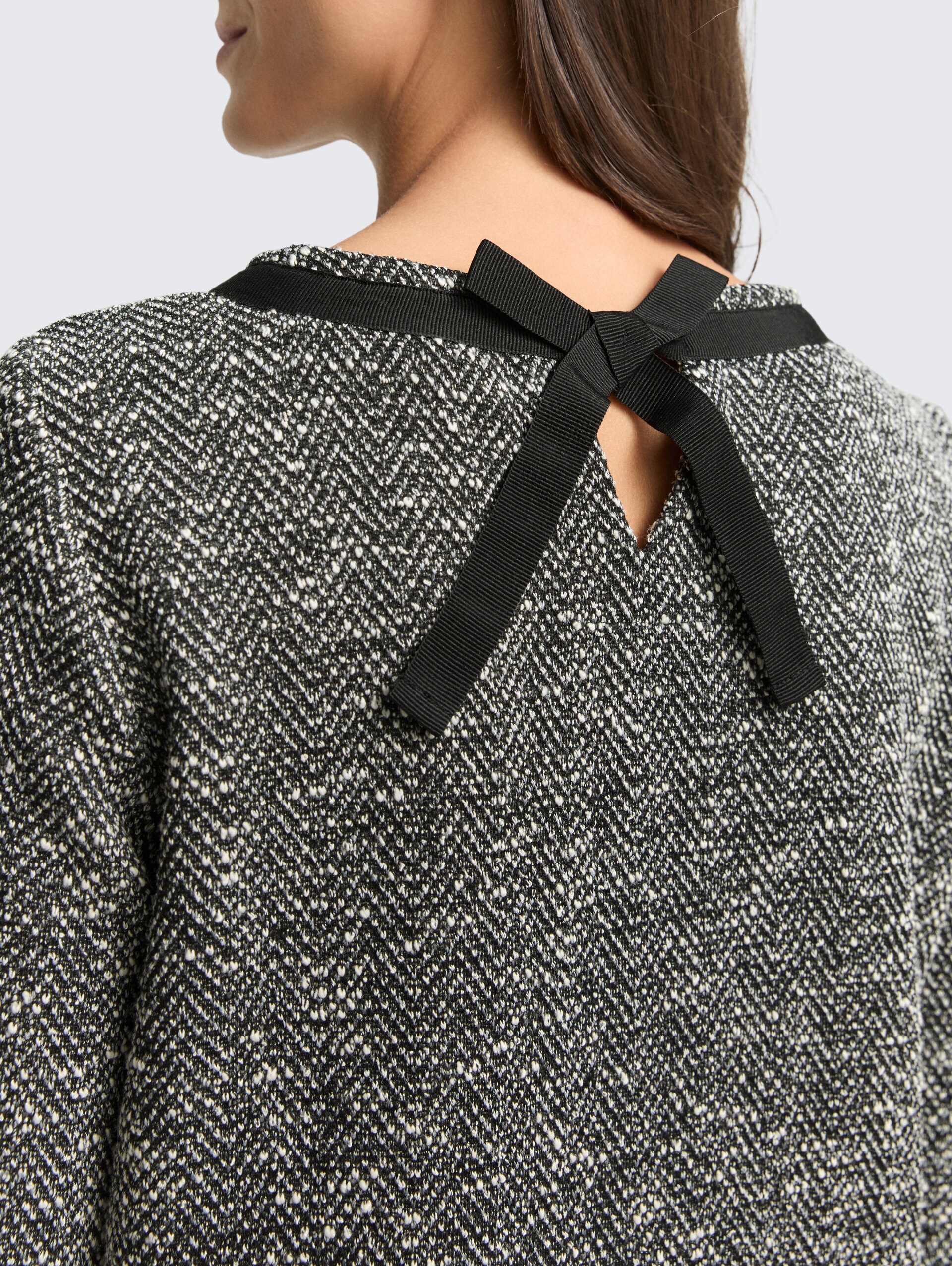 Bouclé Kleid mit Schleifen-Detail - salt pepper boucle structure - Detail-Model-Ansicht