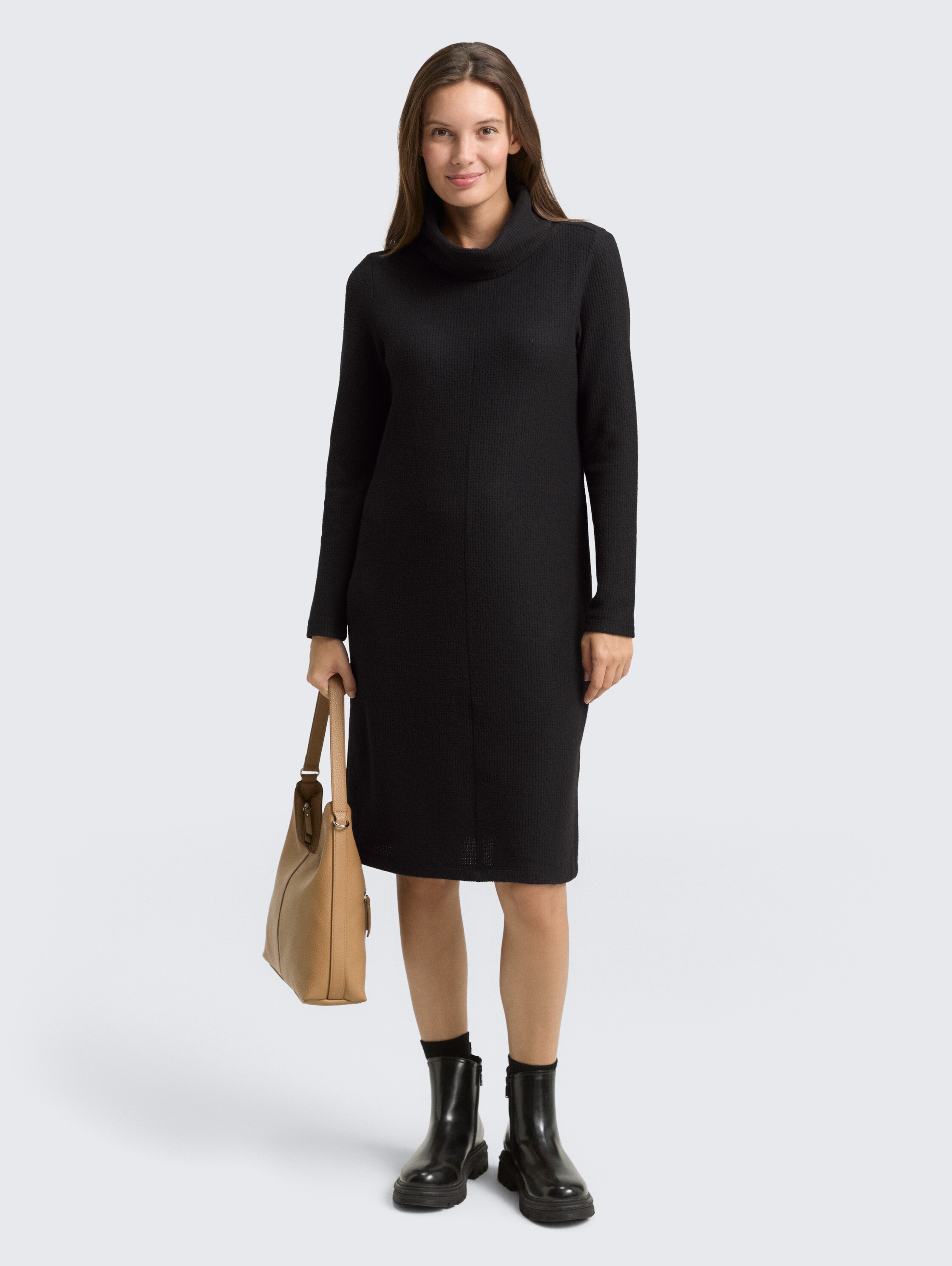 Cosy dress with waffle texture - deep black - side model view