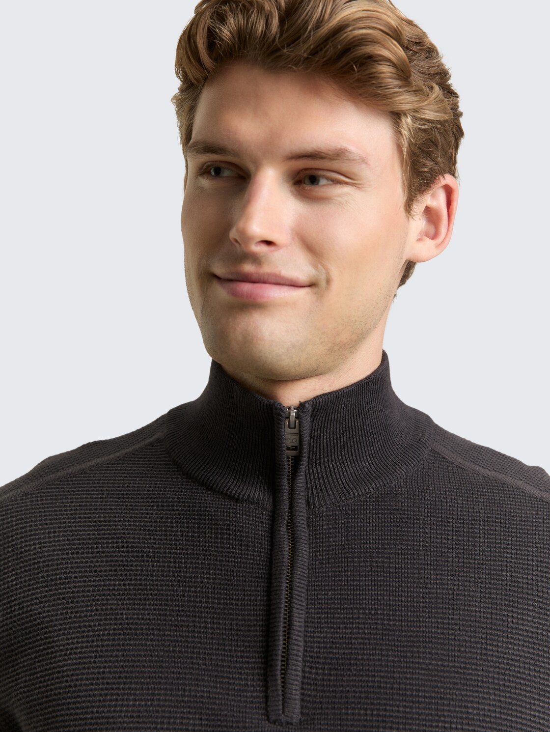 Troyer Strickpullover aus Baumwolle - Tarmac Grey - Detail-Model-Ansicht