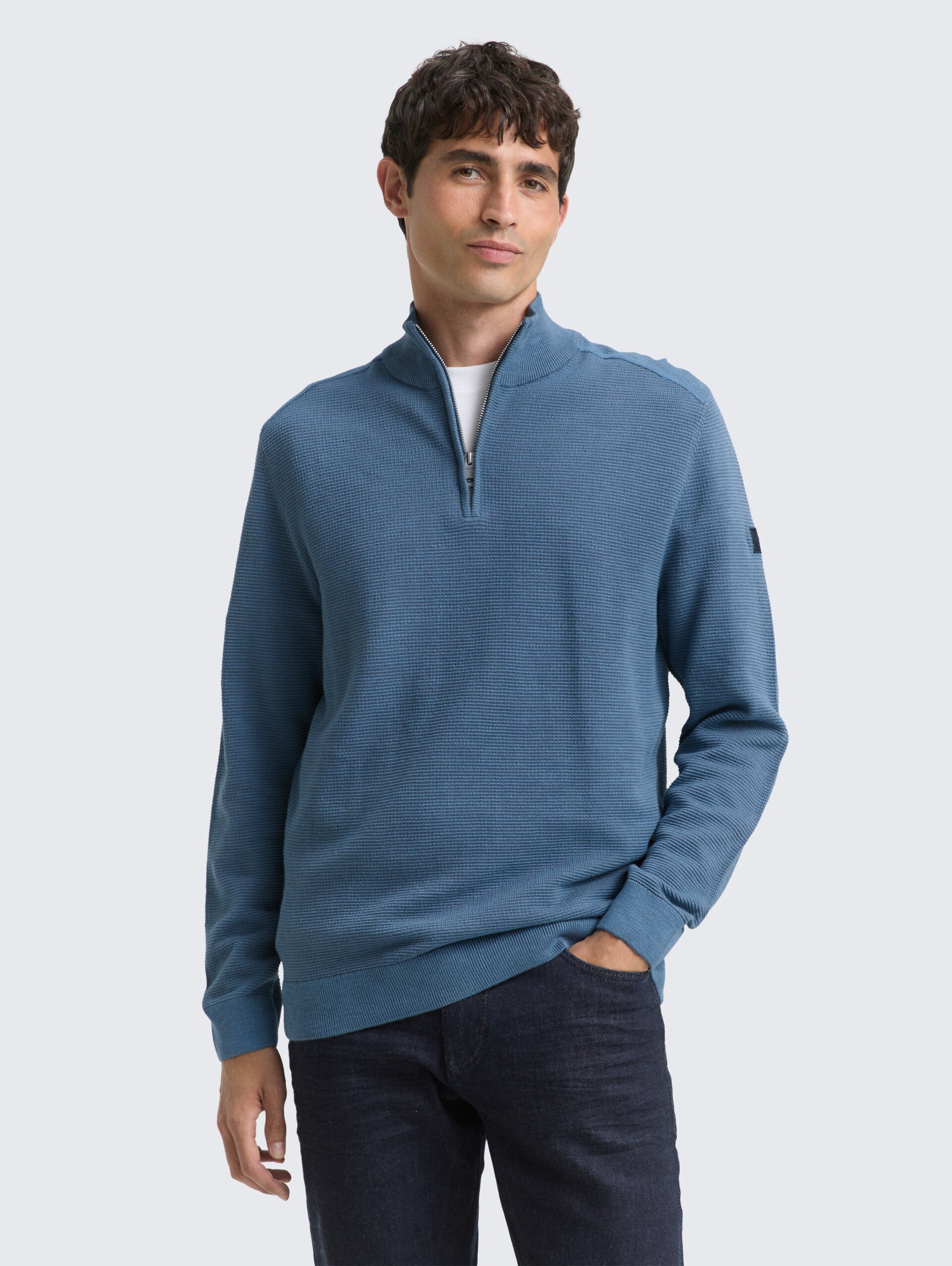 Troyer Strickpullover aus Baumwolle - Faded Uniform Blue - Ausschnitt Model-Vorderansicht