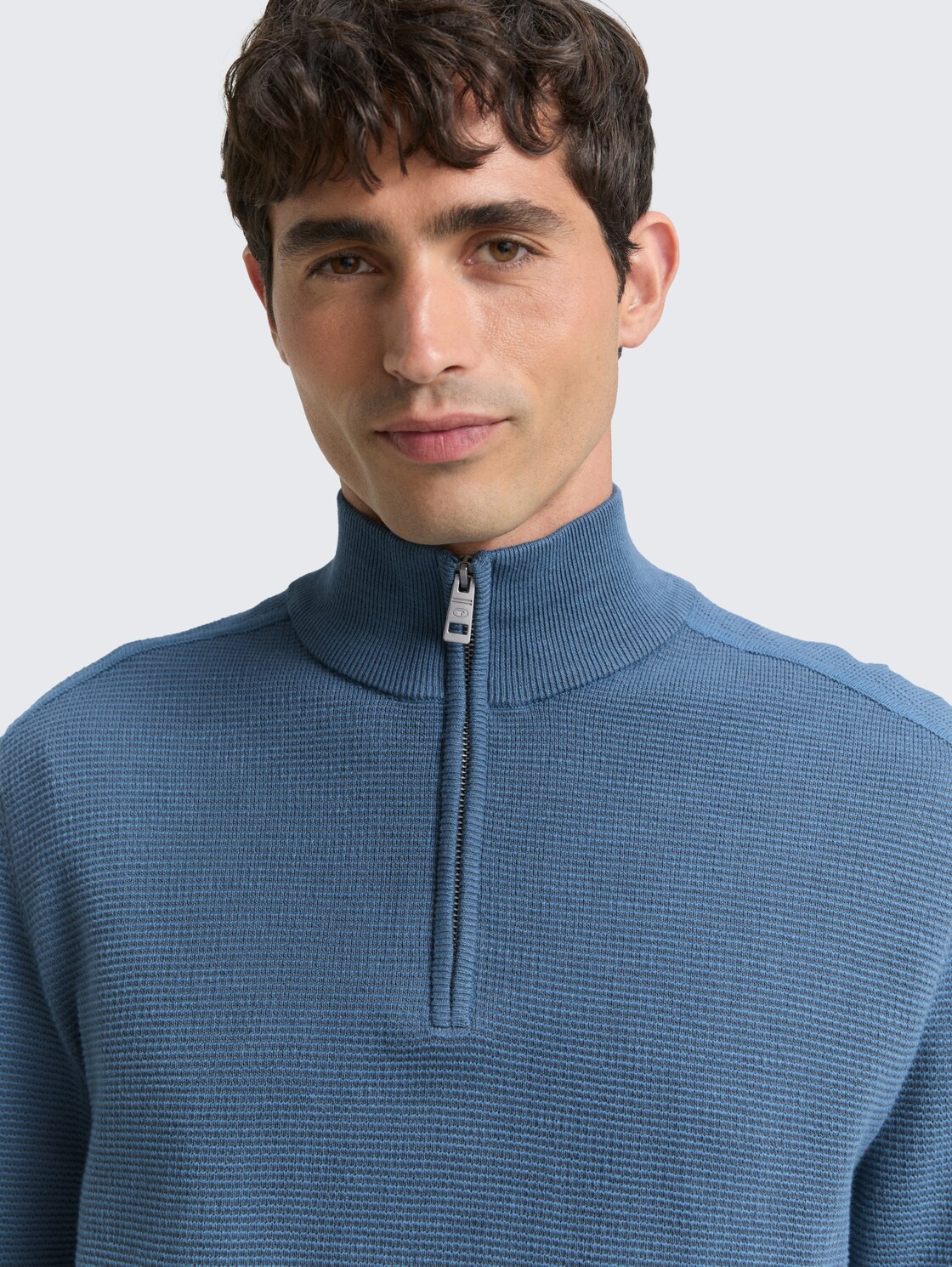 Troyer Strickpullover aus Baumwolle - Faded Uniform Blue - Detail-Model-Ansicht