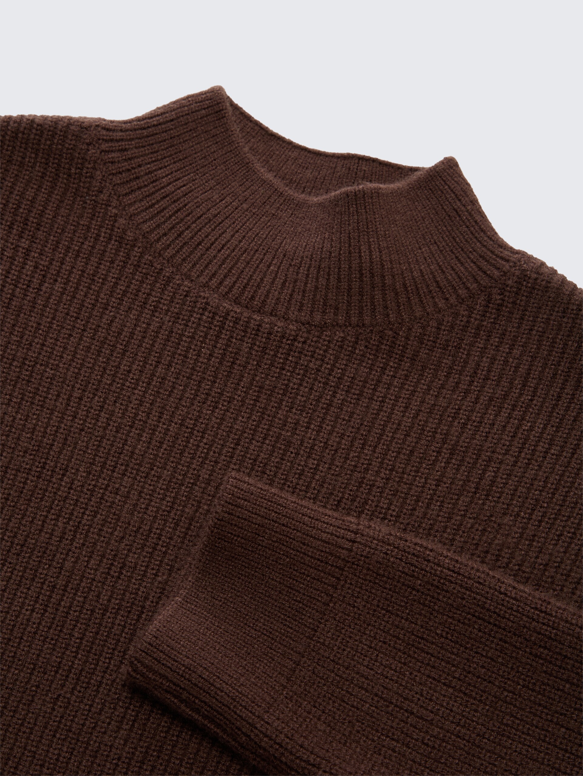 Strickpullover mit Stehkragen - soft chocolate brown - Detail-Model-Ansicht
