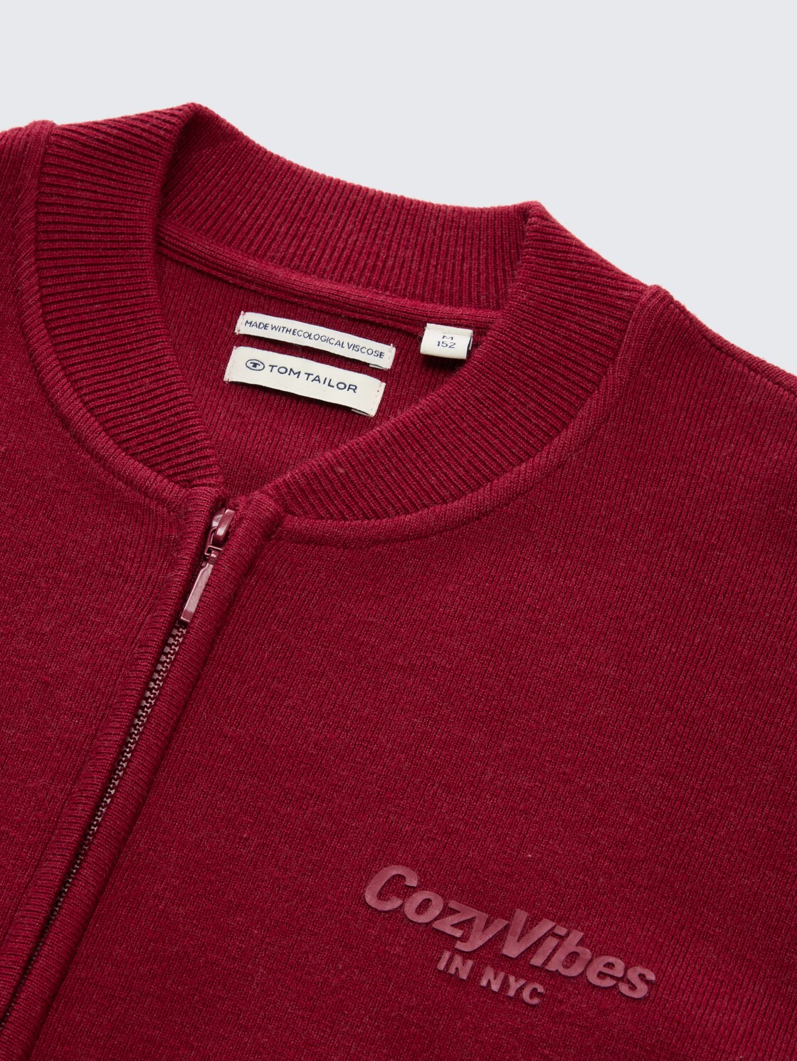 Bomber Cardigan mit Reißverschluss - Beetroot Red - Detail-Model-Ansicht